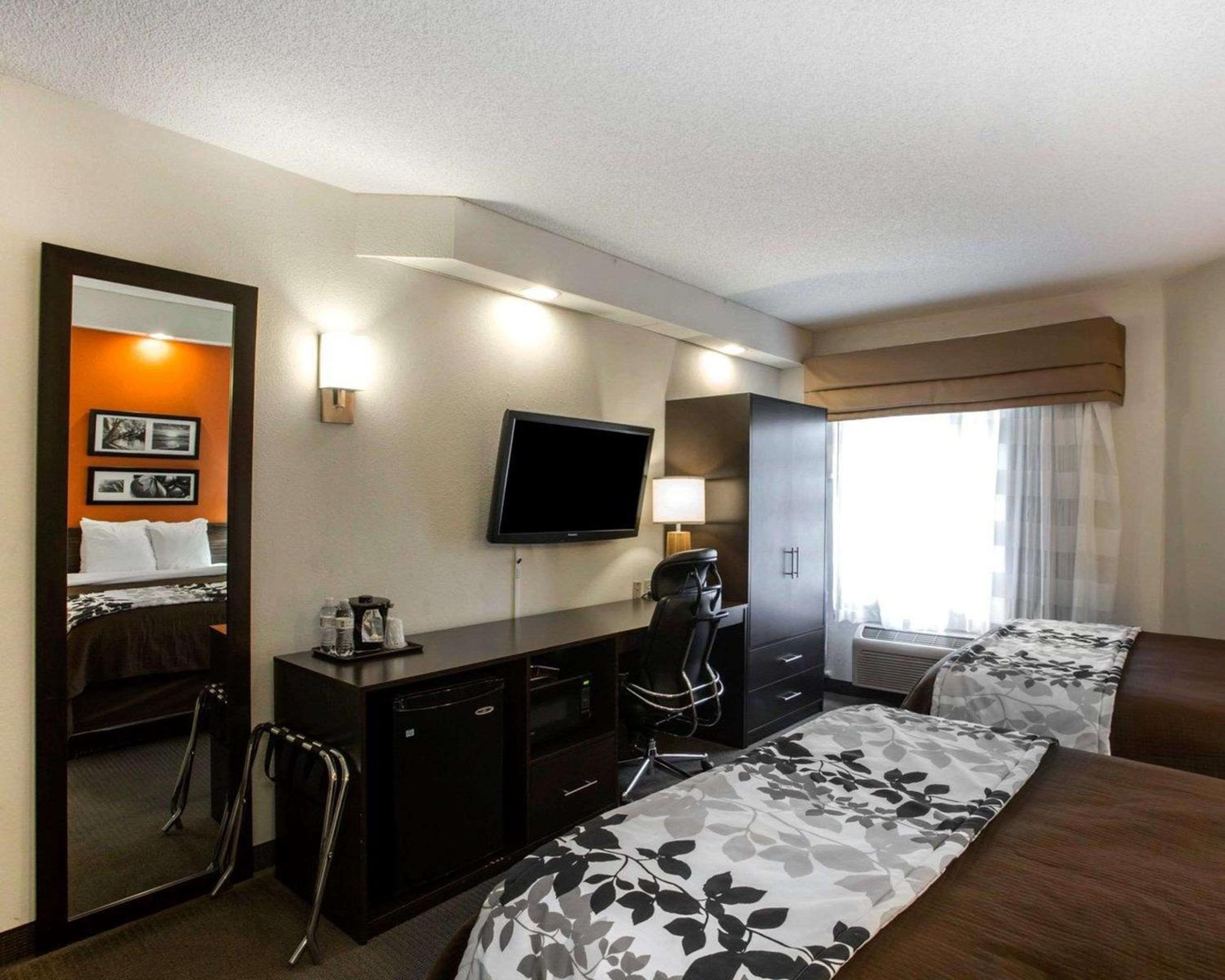 Queen Room with Two Queen Beds - Non-Smoking - Photo 4