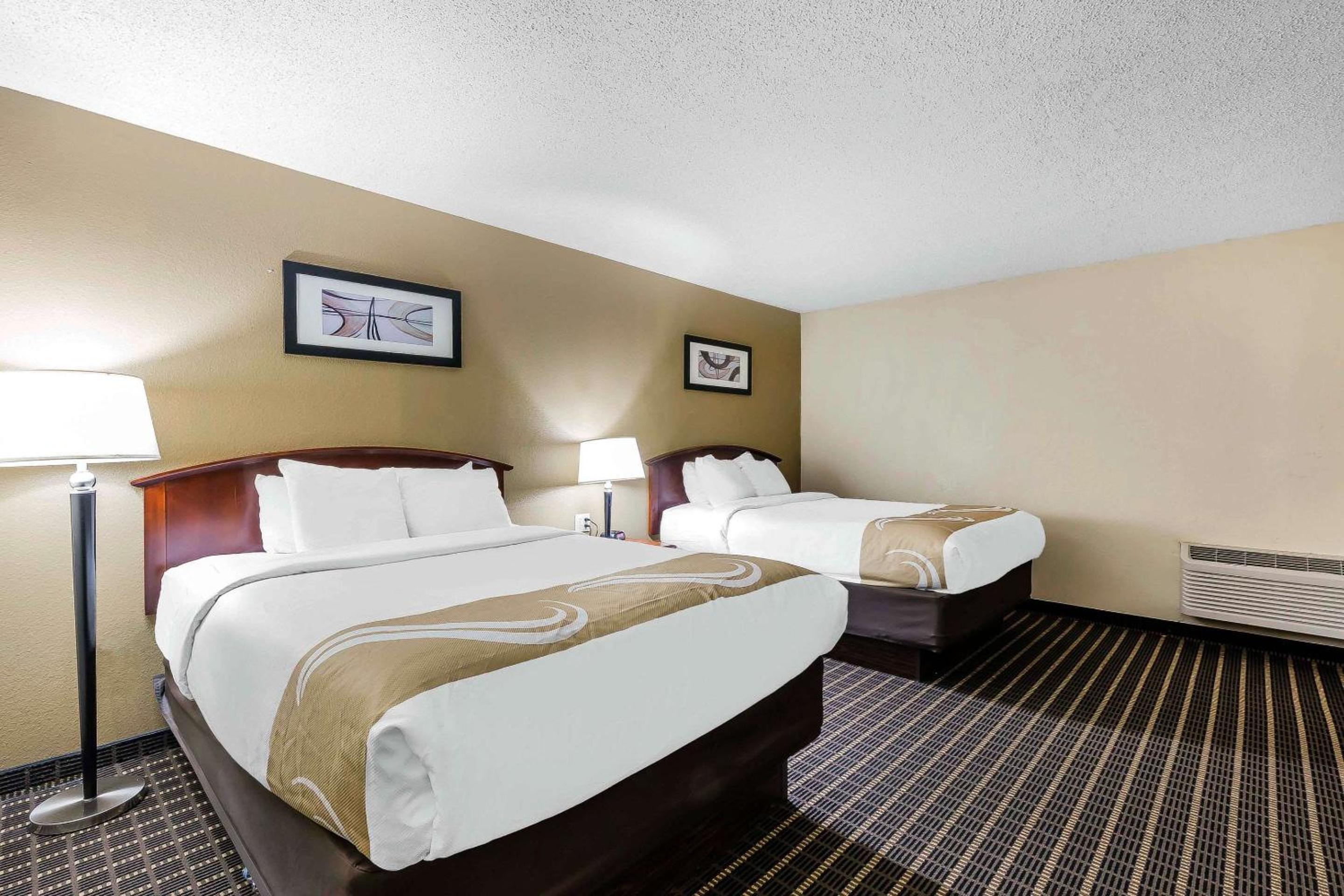 Queen Room with Two Queen Beds - Non-Smoking - Photo 2