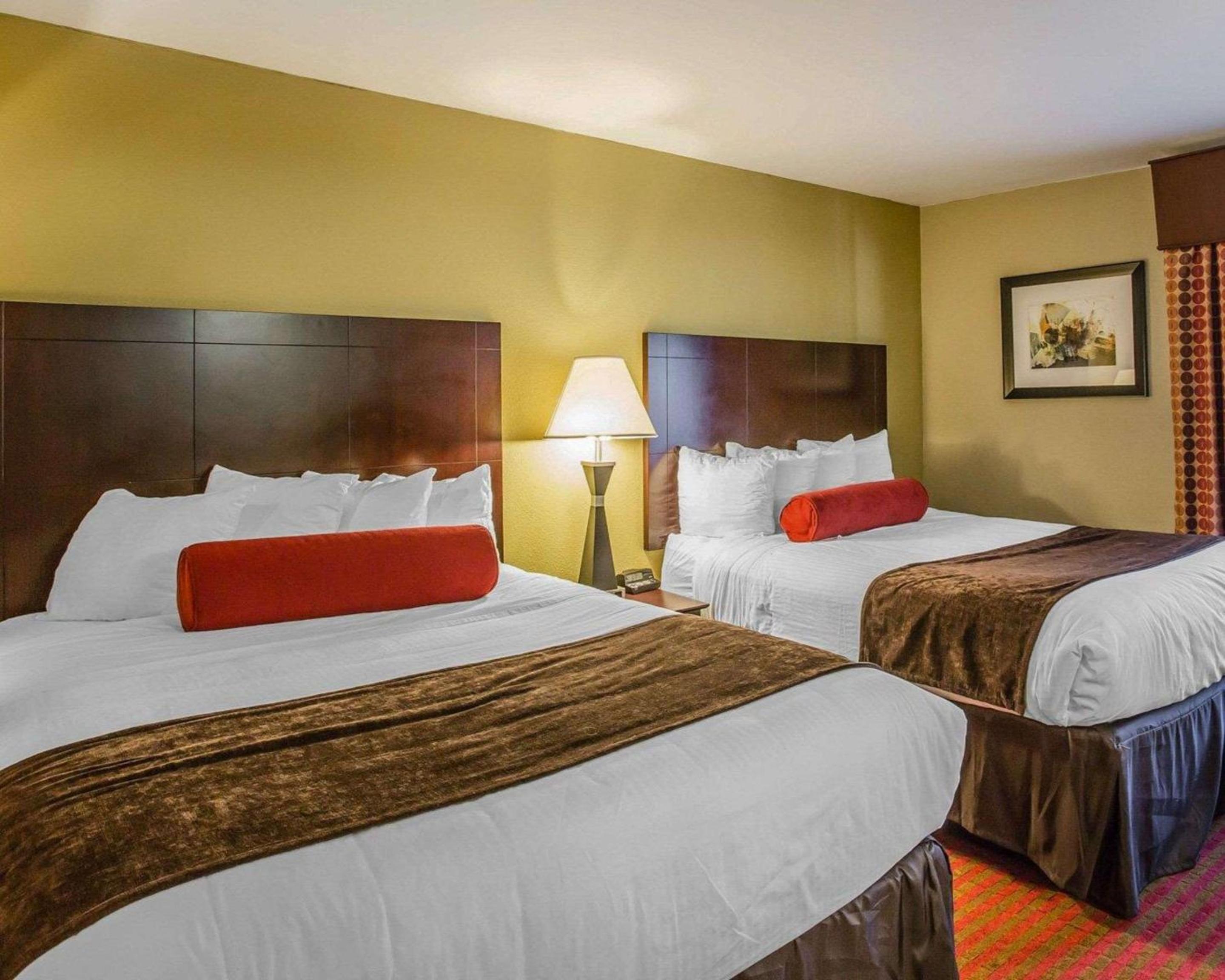 Queen Suite with Two Queen Beds - Non-Smoking - Photo 3