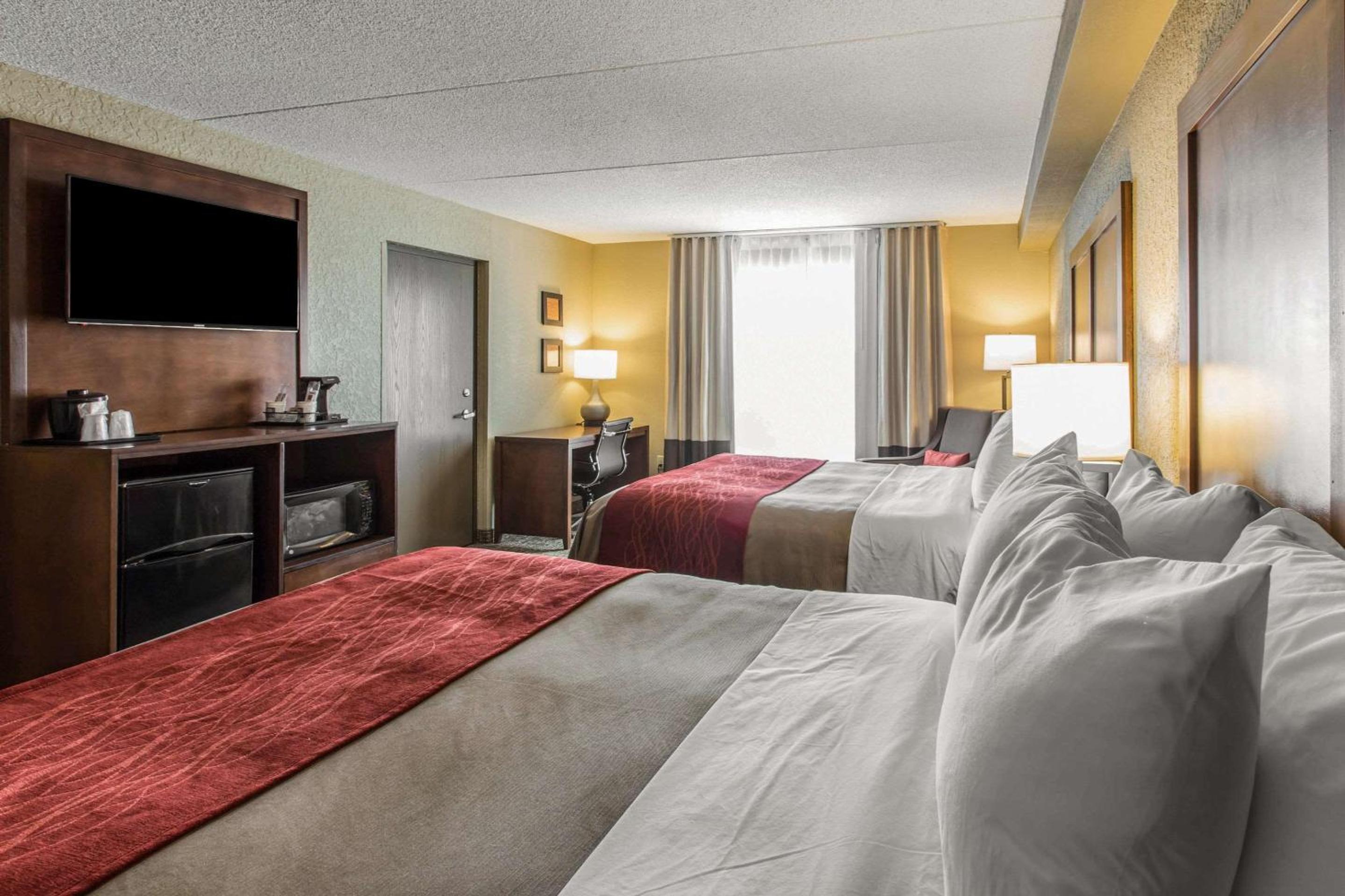 Queen Room with Two Queen Beds - Non-Smoking - Photo 3