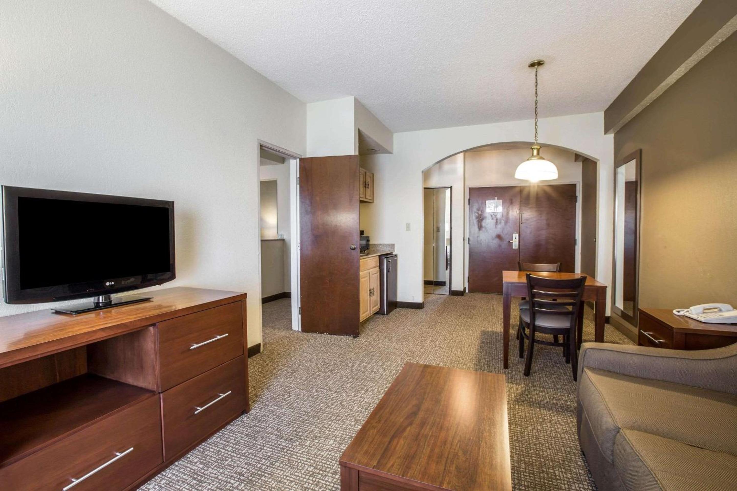 King Suite - Non-Smoking - Photo 1