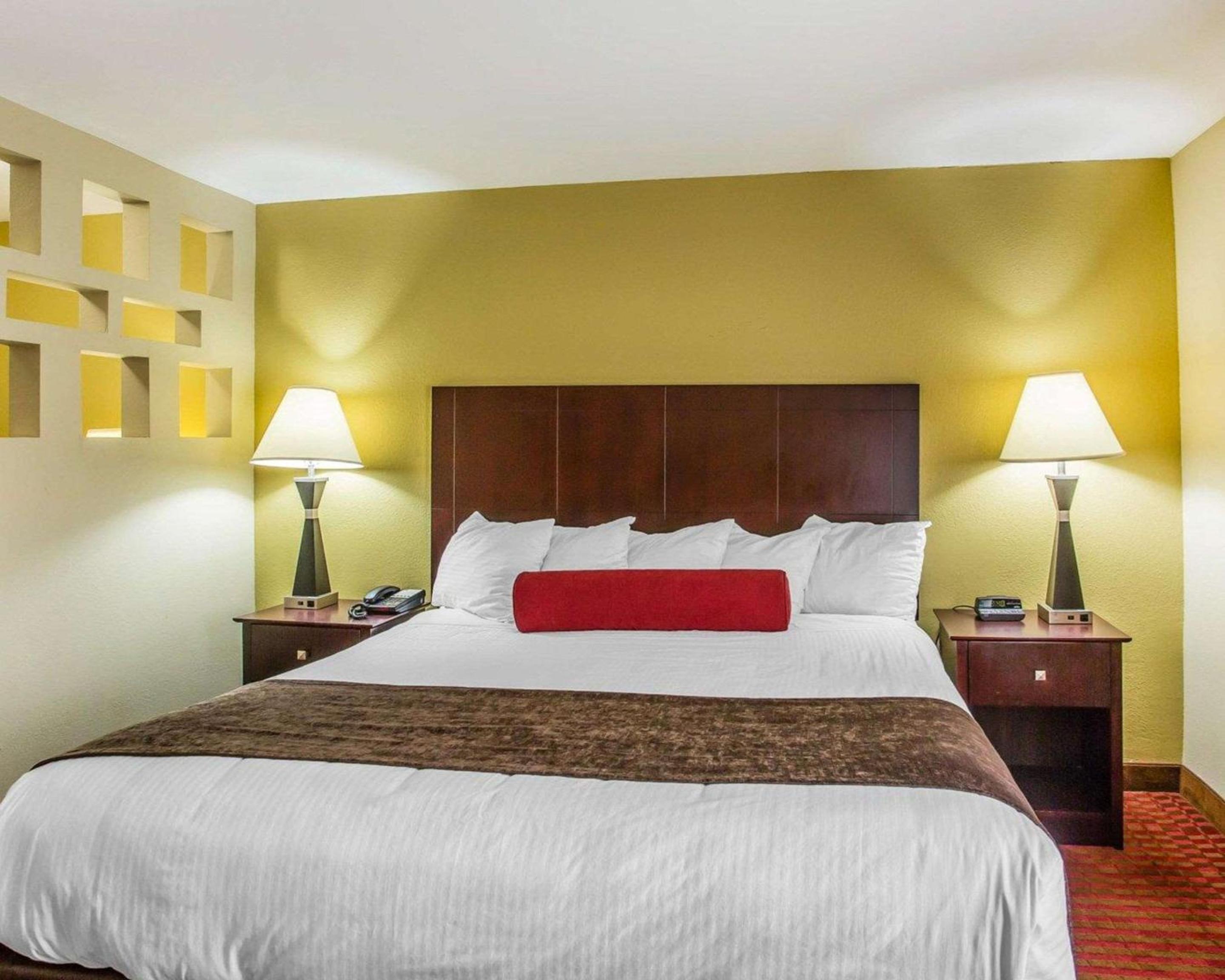 King Suite - Non-Smoking - Photo 4