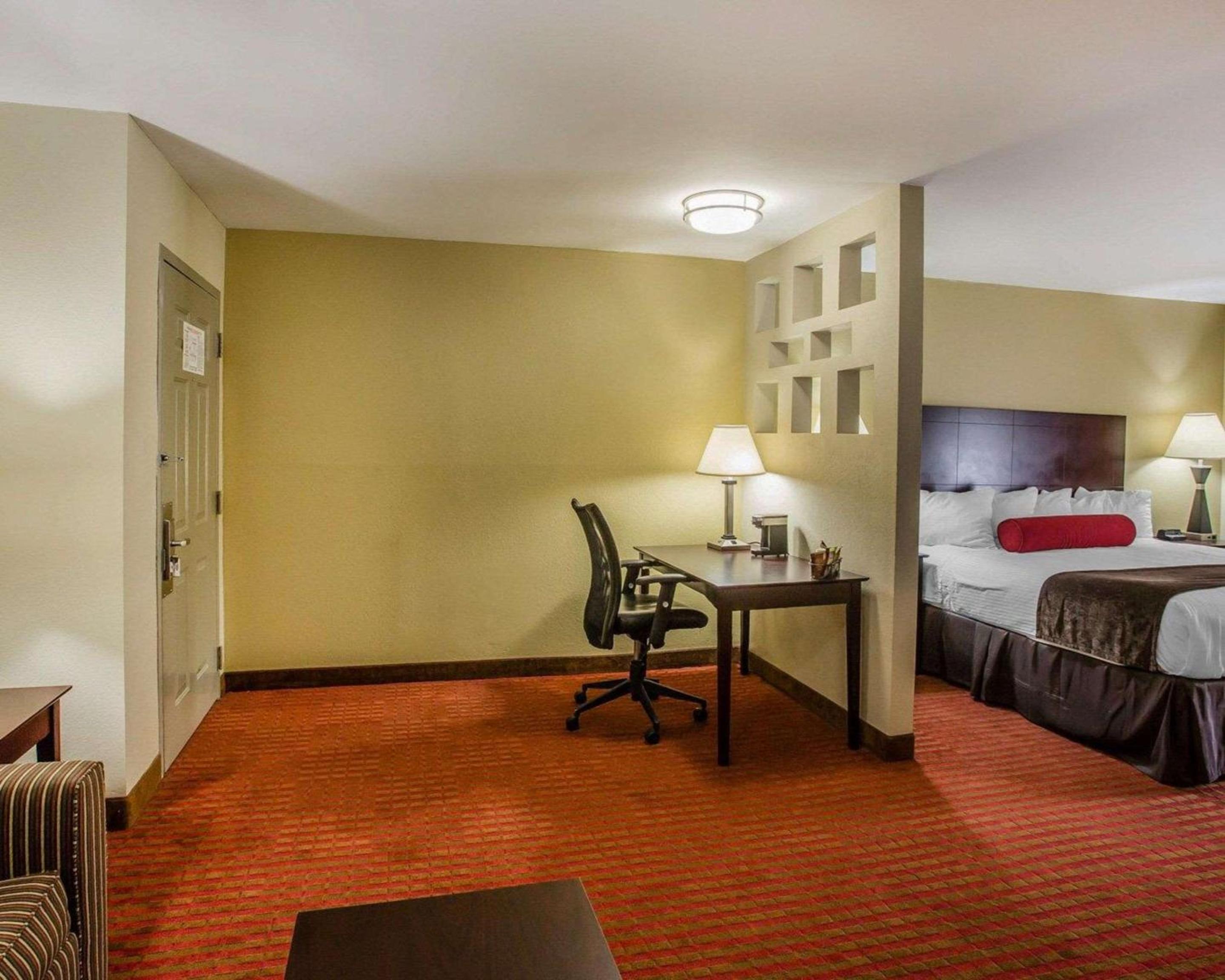 King Suite - Non-Smoking - Photo 2