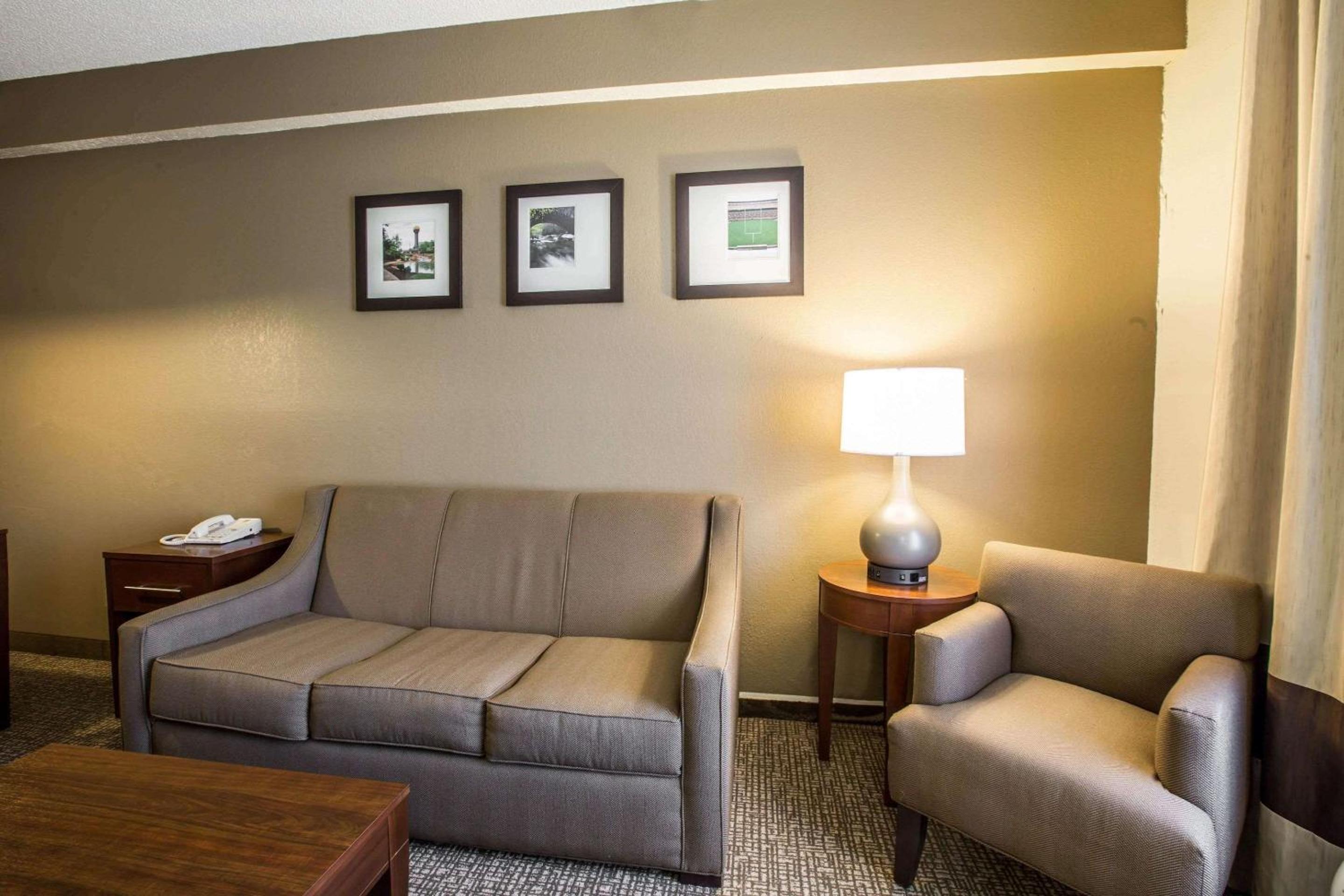 King Suite - Non-Smoking - Photo 4