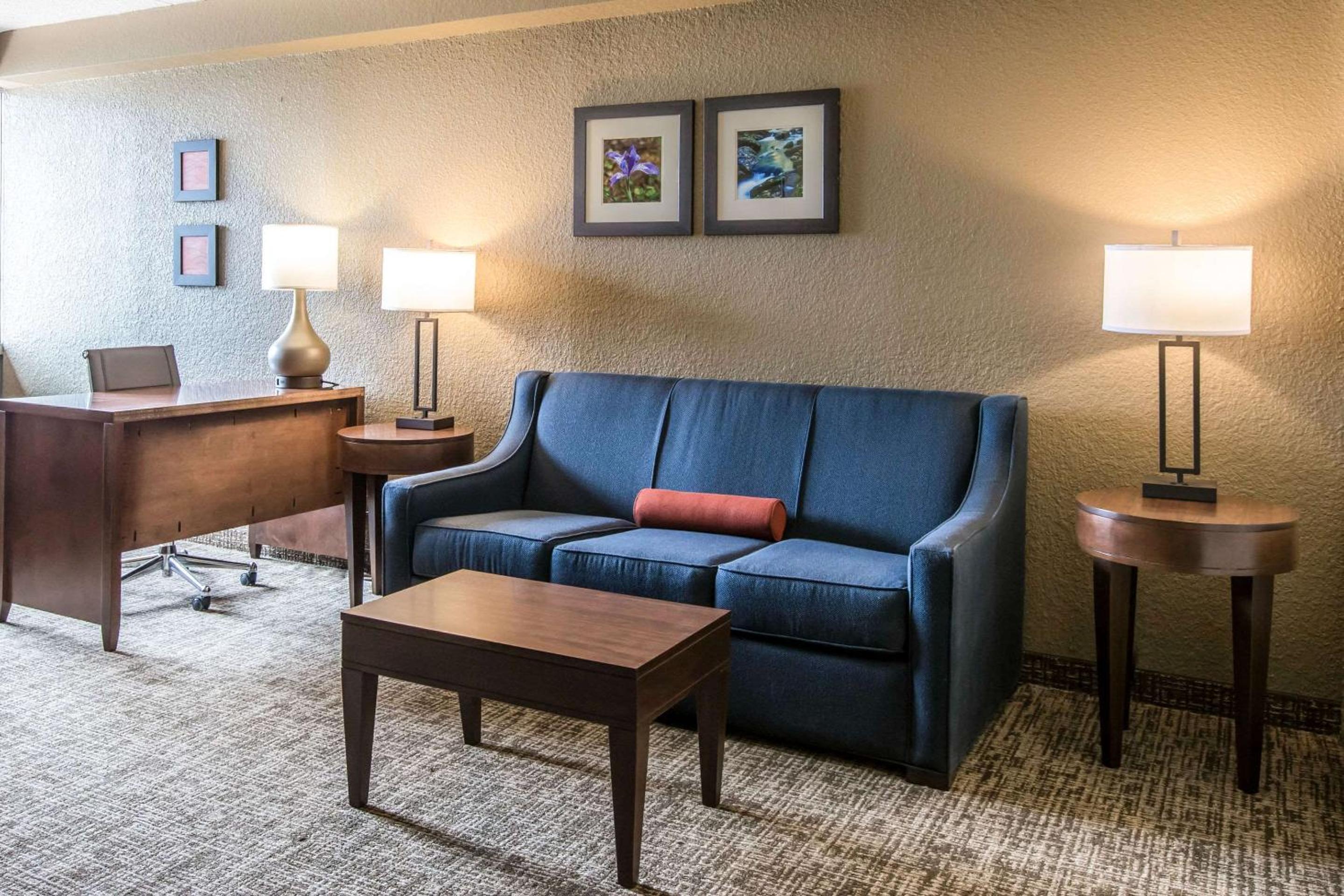 King Suite - Non-Smoking - Photo 2