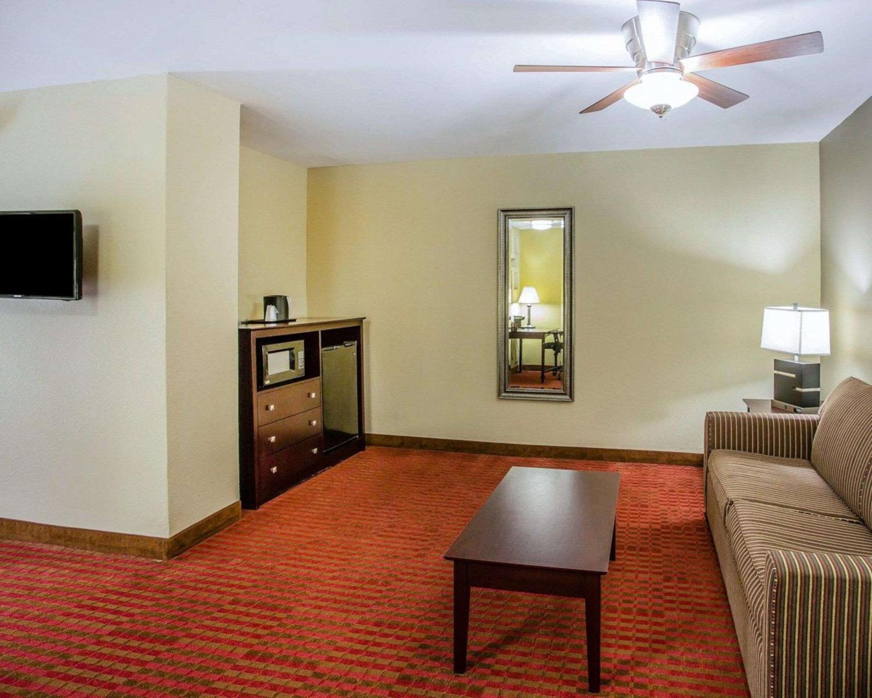 King Suite - Non-Smoking - Photo 6