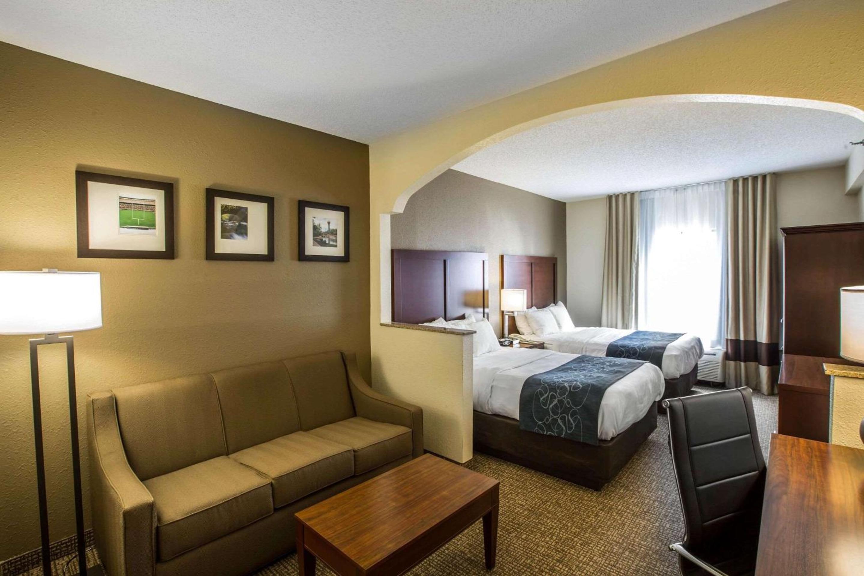 Double Suite with Two Double Beds - Non-Smoking - Photo 2