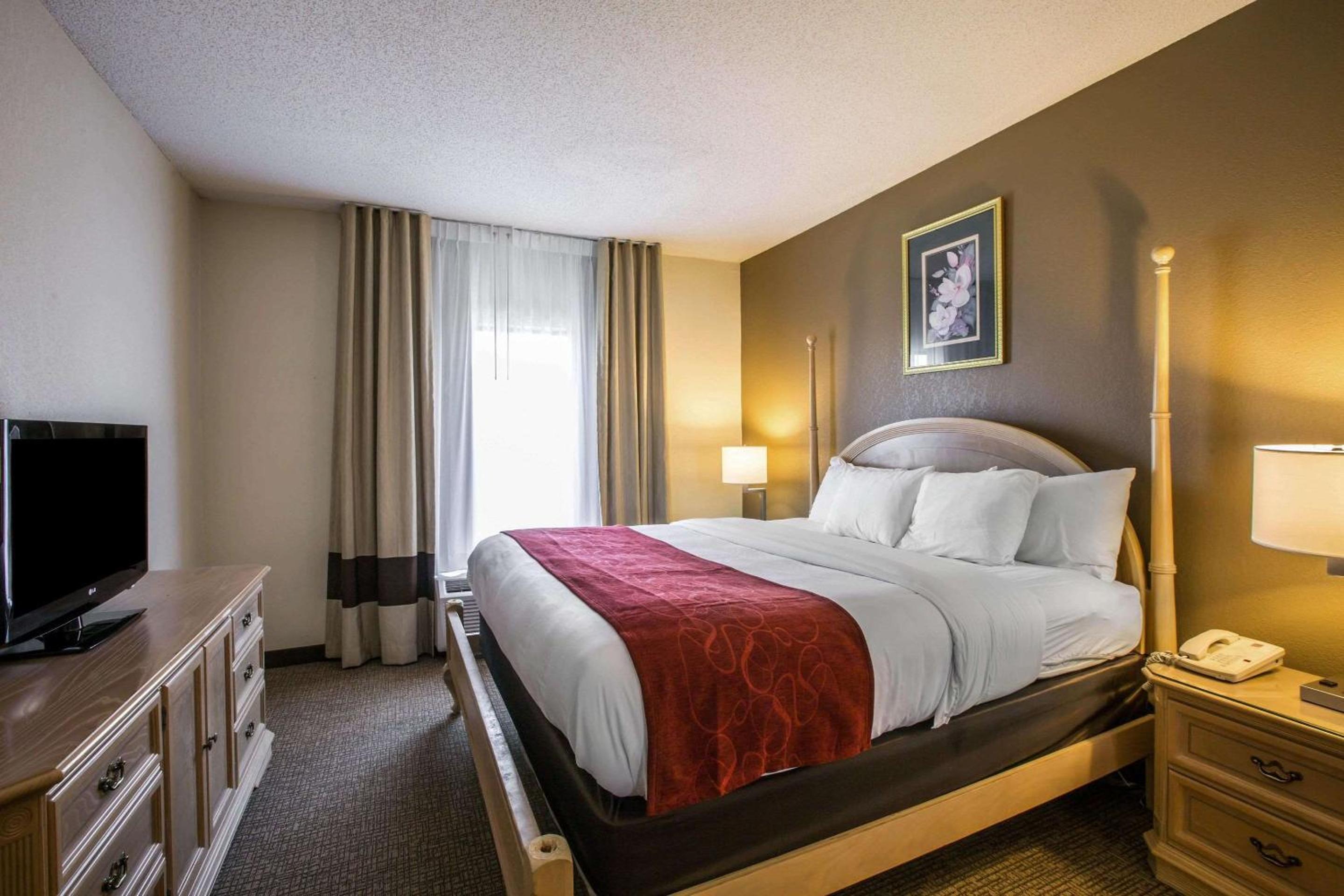 King Suite - Non-Smoking - Photo 2