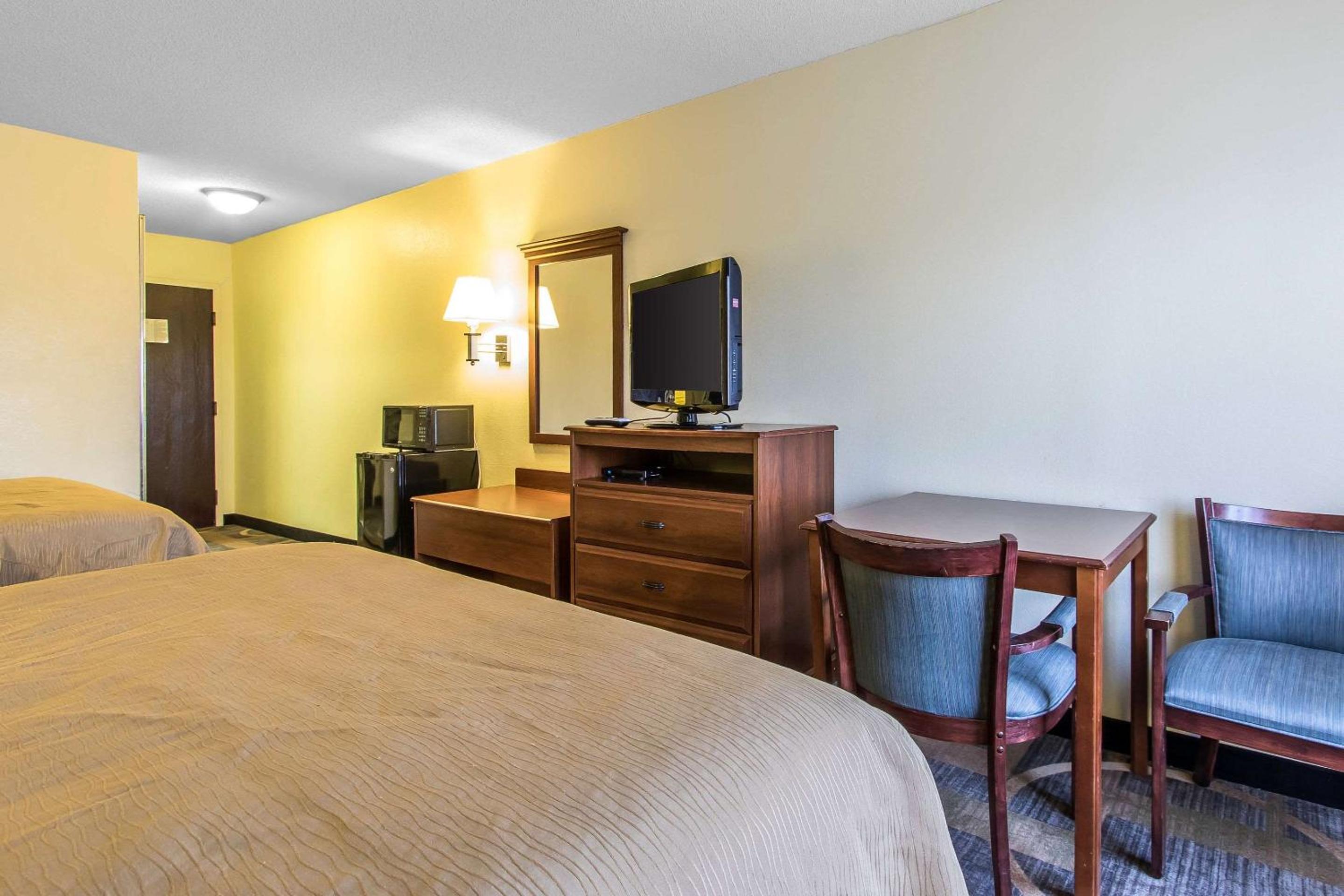 Queen Room with Two Queen Beds - Non-Smoking - Photo 1