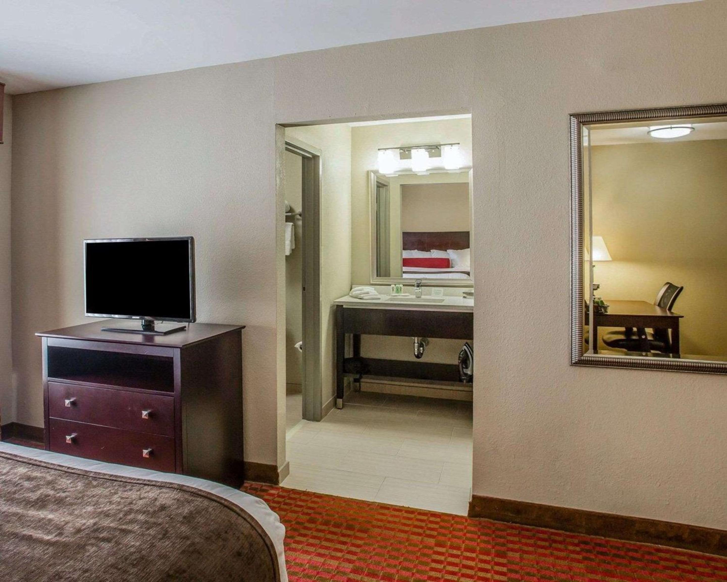 King Suite - Non-Smoking - Photo 1