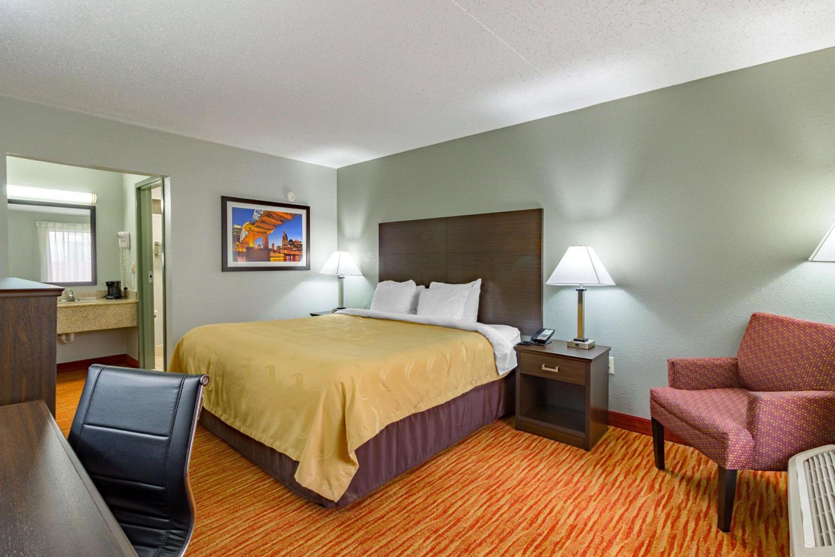 King Room - Non-Smoking - Photo 4