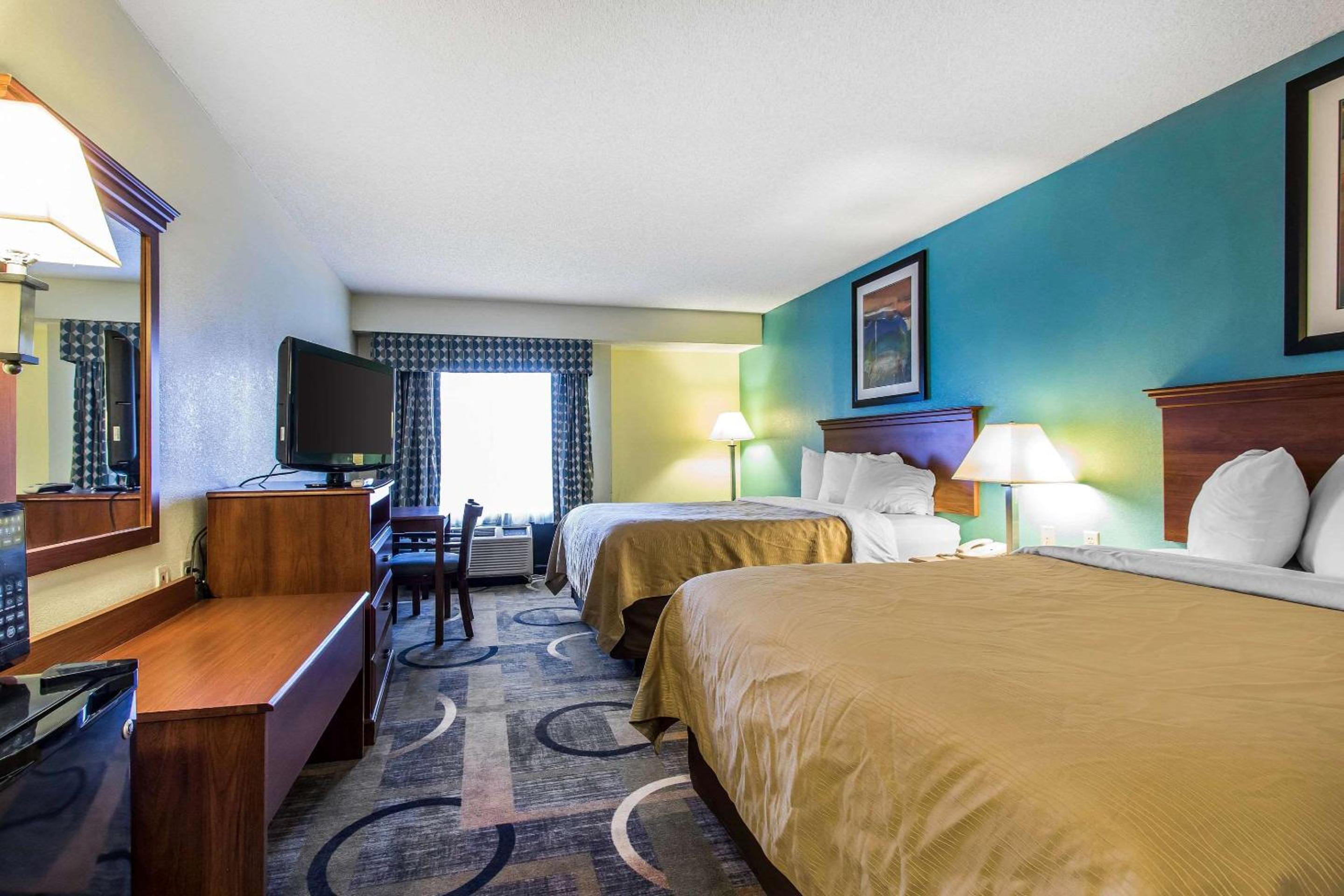 Queen Room with Two Queen Beds - Non-Smoking - Photo 3