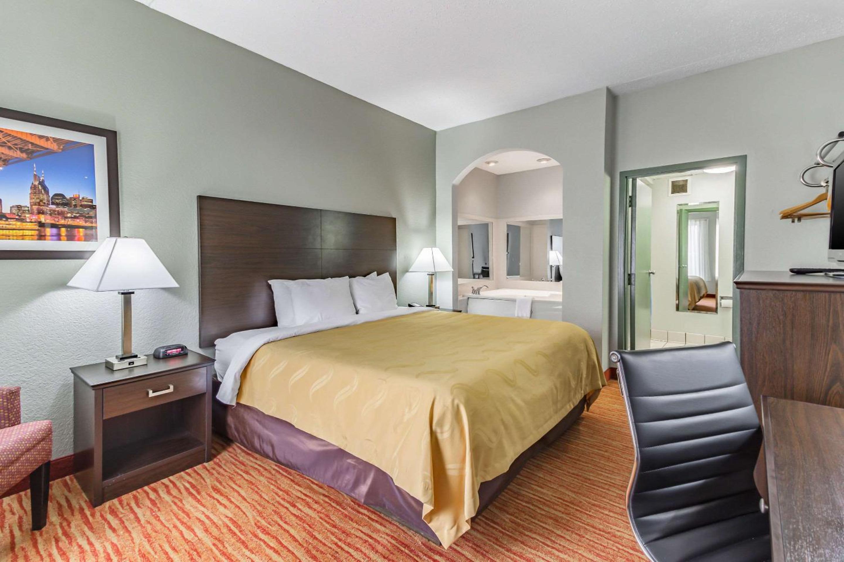 King Room - Non-Smoking - Photo 6