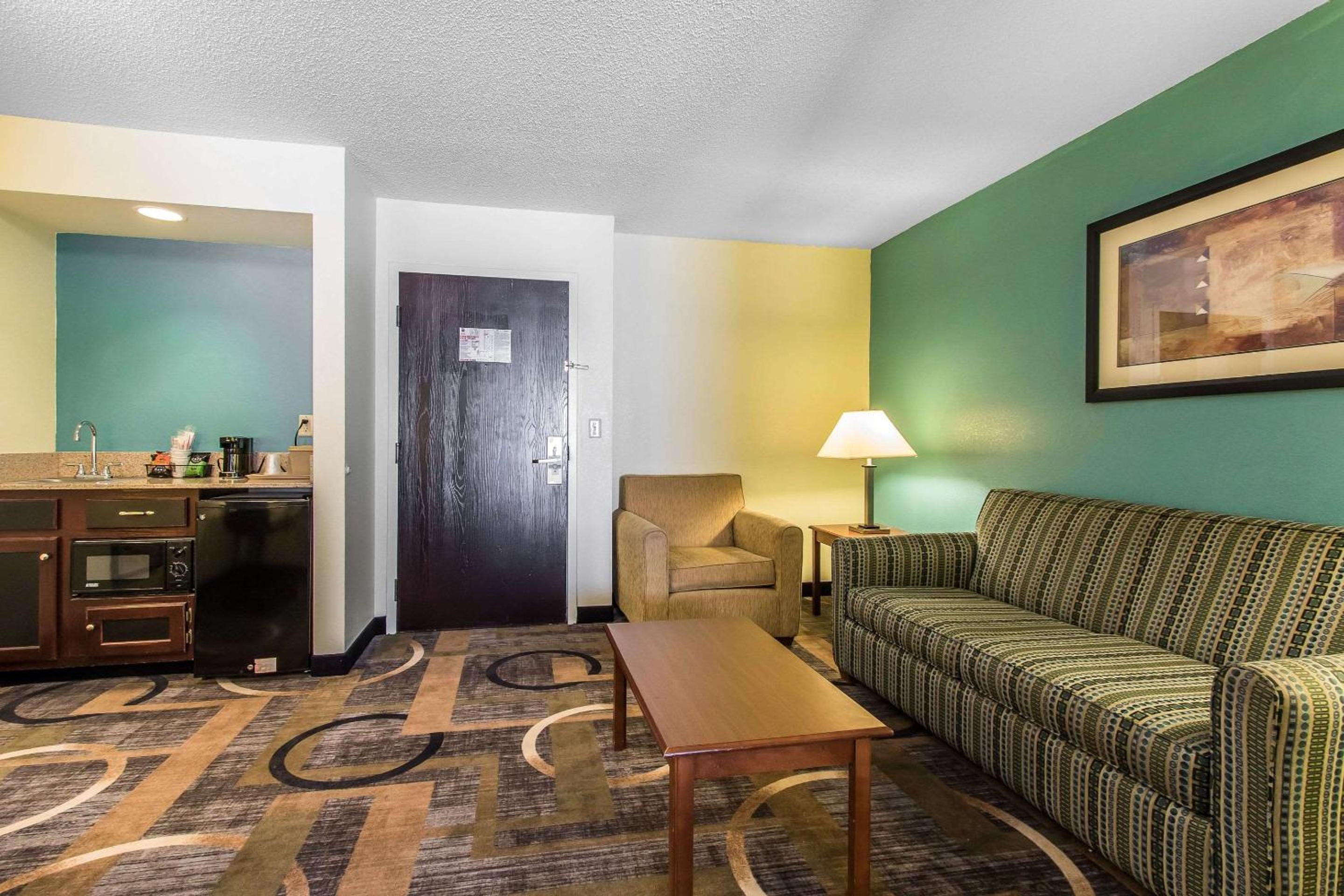 King Suite - Non-Smoking - Photo 3