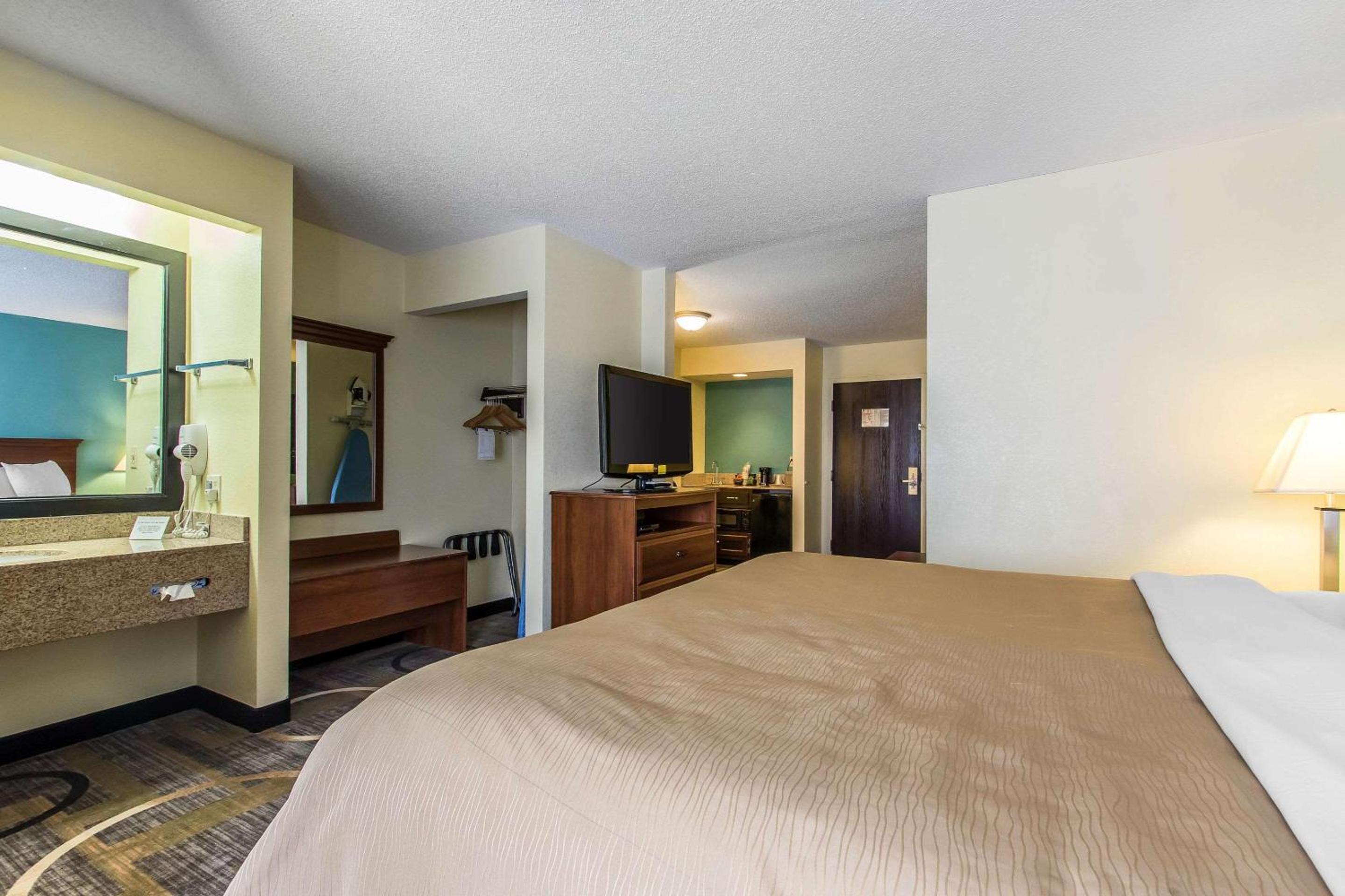 King Suite - Non-Smoking - Photo 2