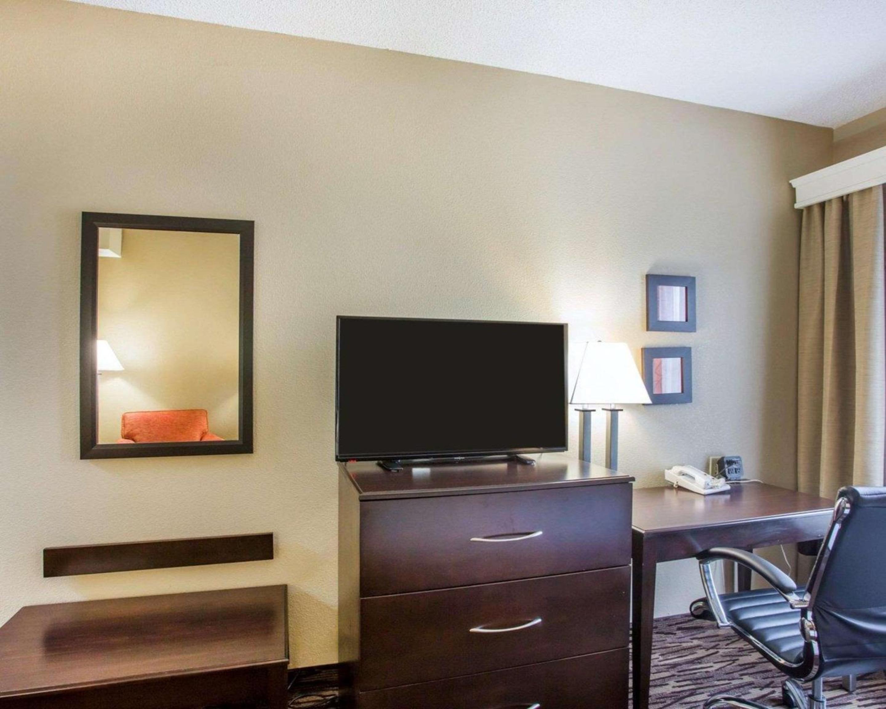 Queen Suite with Two Queen Beds - Disability Access/Non-Smoking - Photo 6