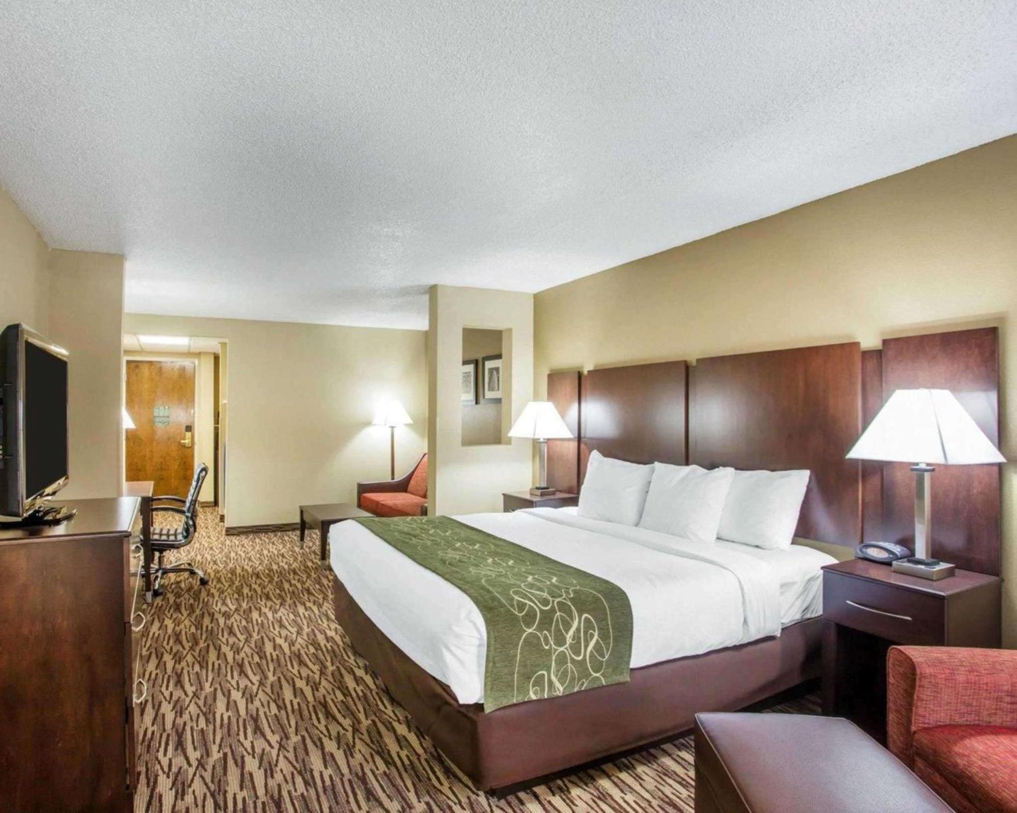 King Suite - Non-Smoking - Photo 2