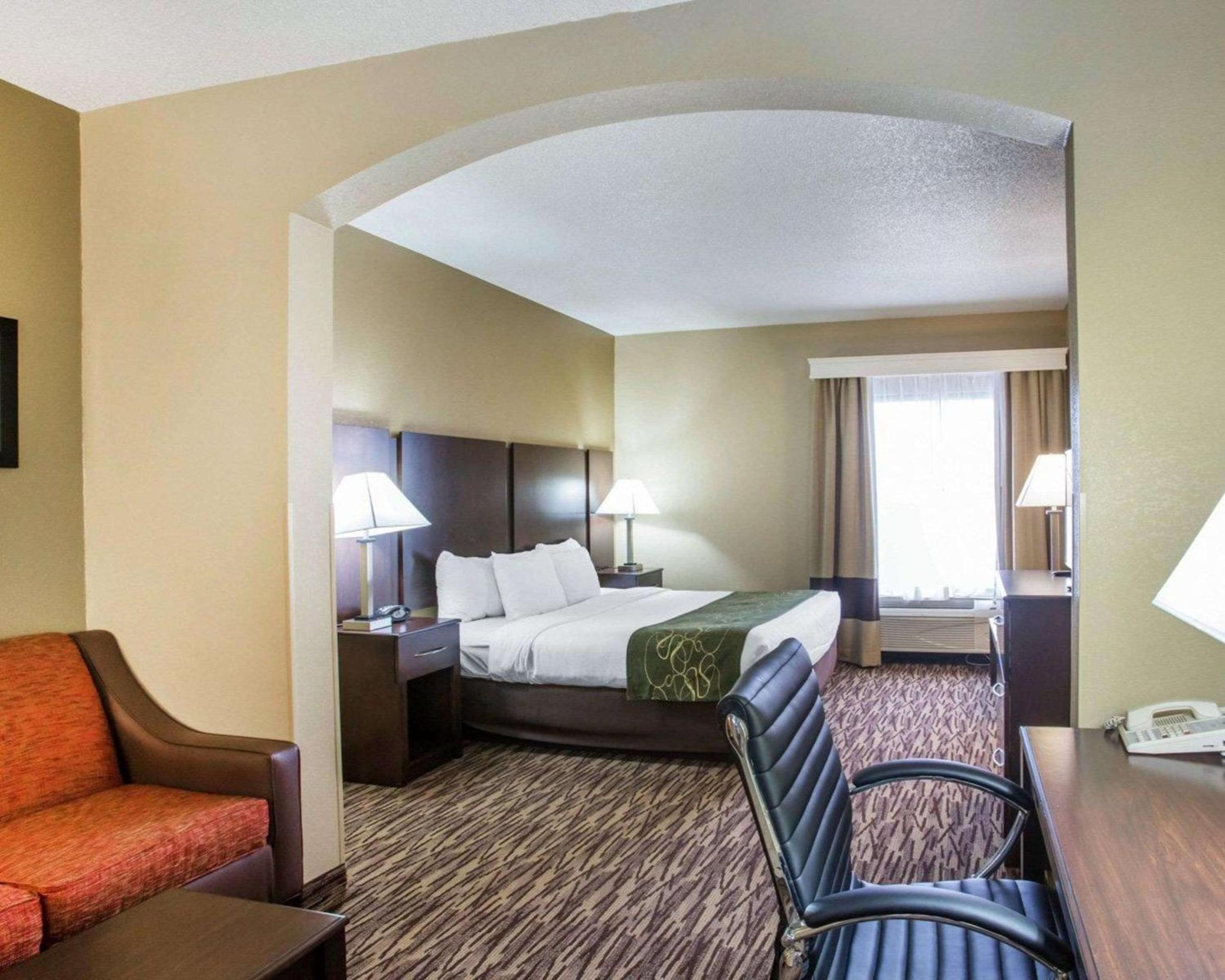 King Suite - Non-Smoking - Photo 3
