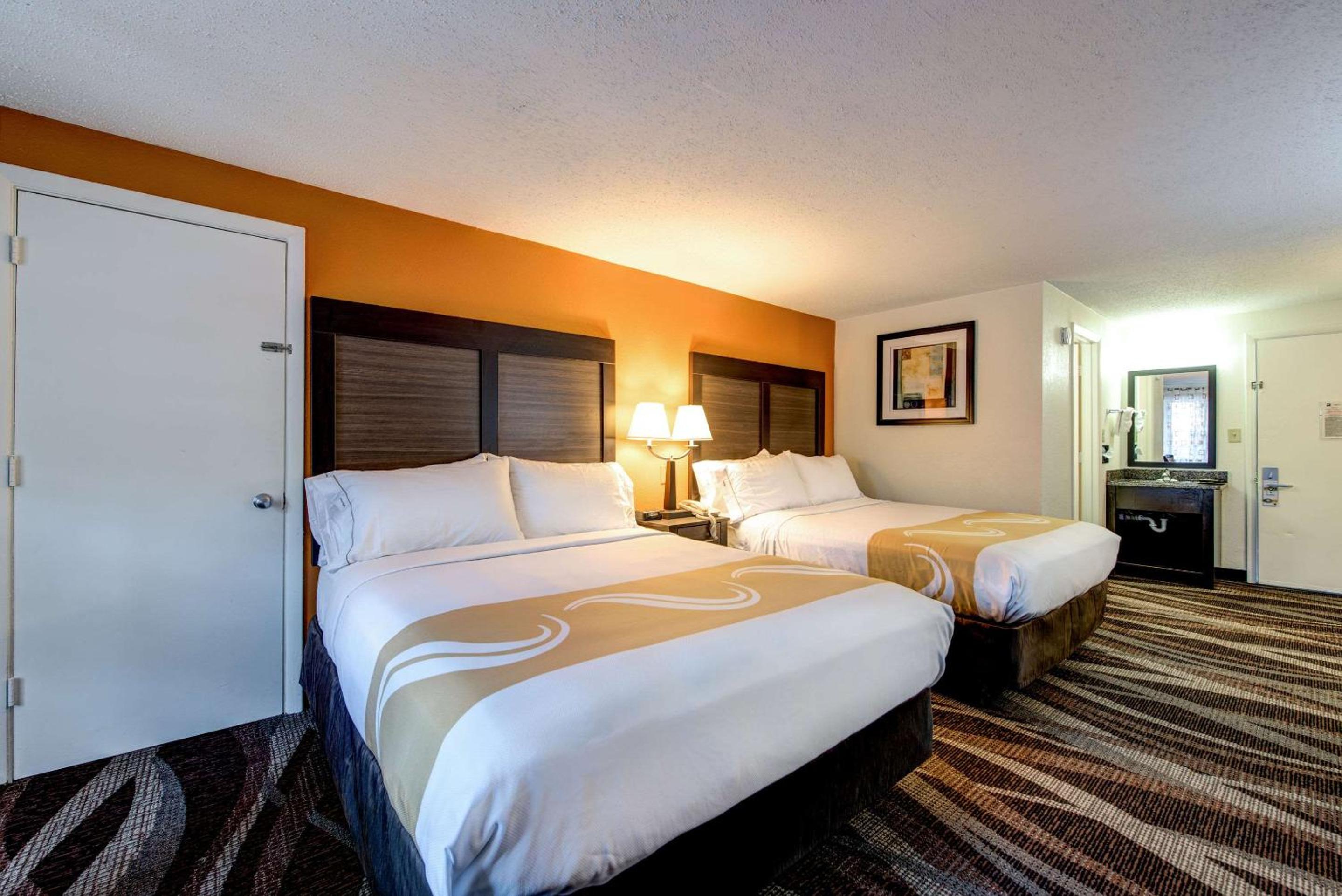 Queen Room with Two Queen Beds - Non-Smoking - Photo 4