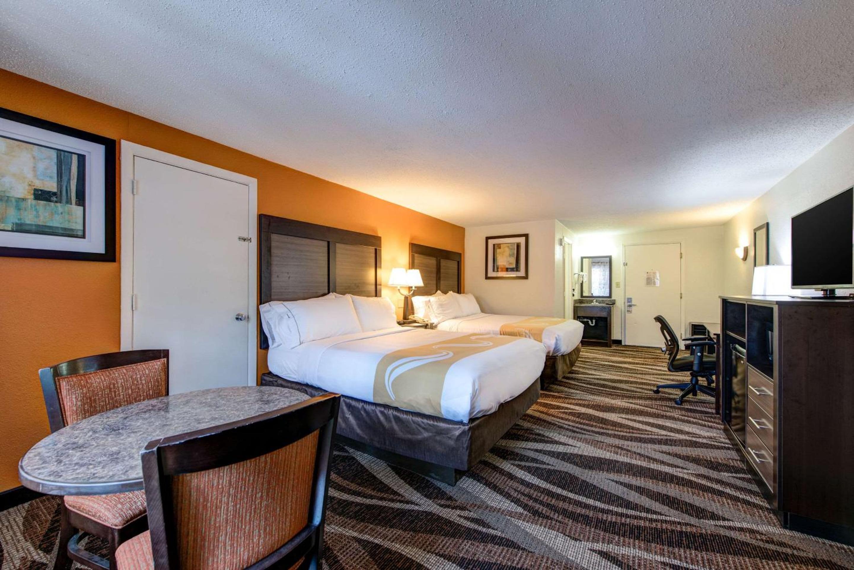 Queen Room with Two Queen Beds - Non-Smoking - Photo 5