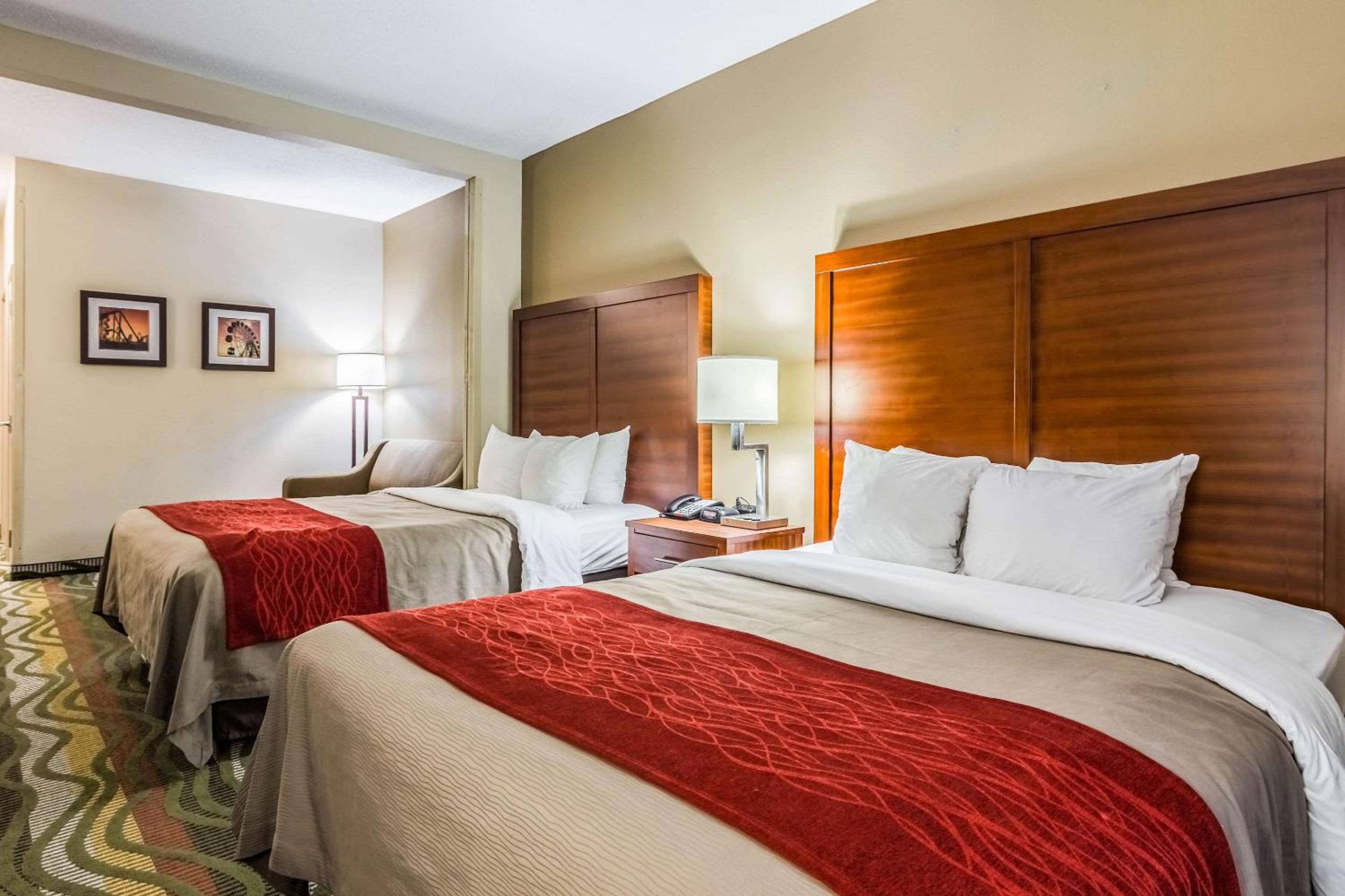 Queen Suite with Two Queen Beds - Non Smoking - Photo 4