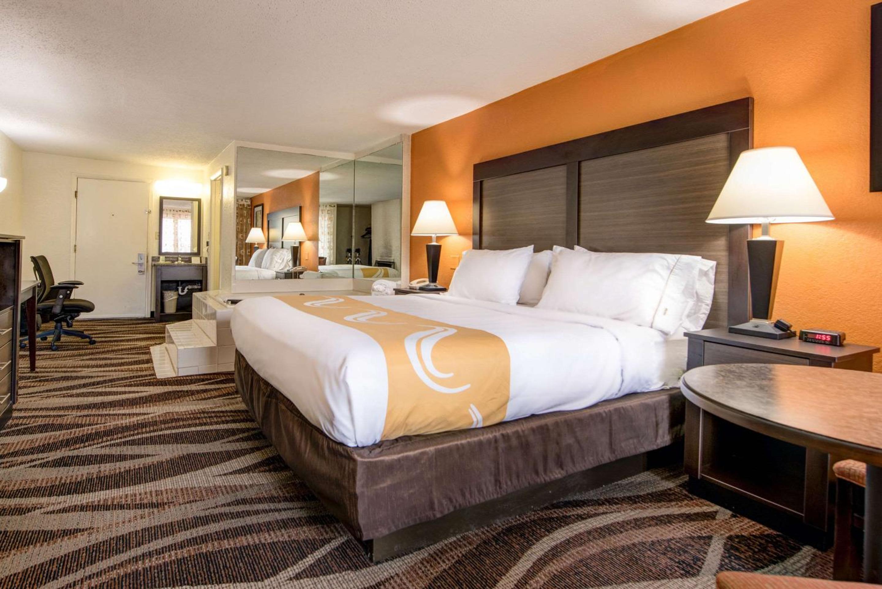 King Room with Whirlpool - Non-Smoking