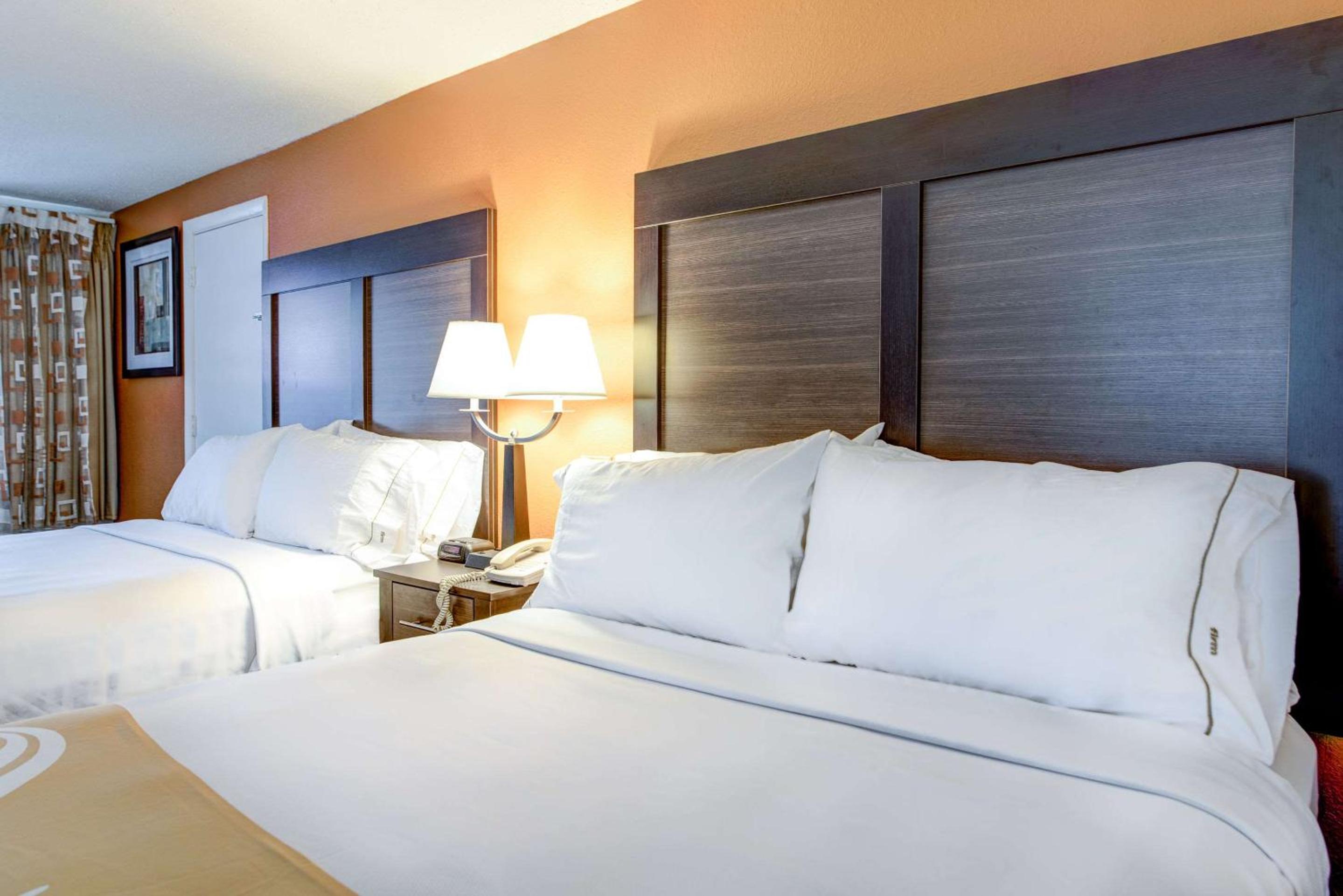 Queen Room with Two Queen Beds - Non-Smoking - Photo 7