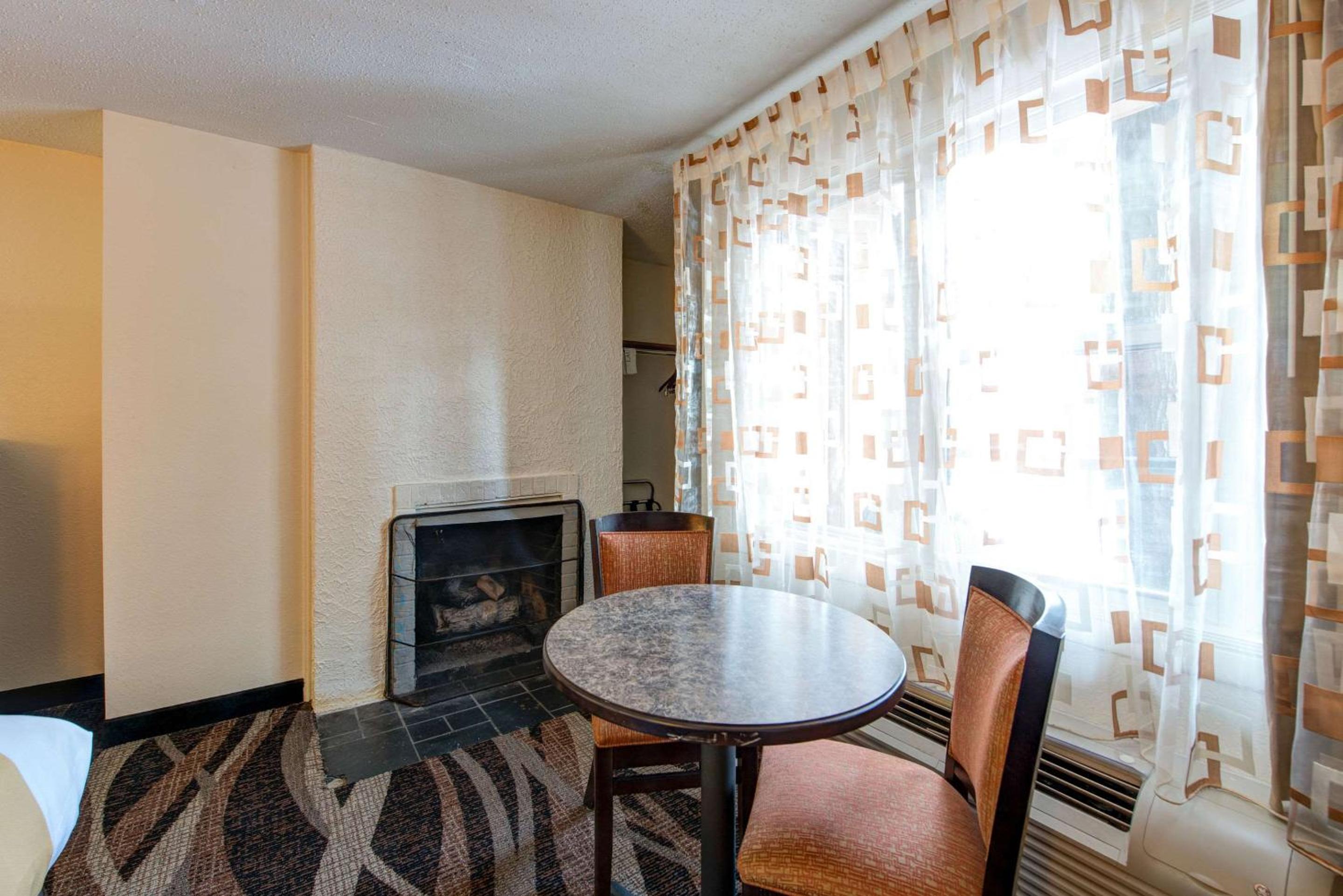 Queen Room with Two Queen Beds - Non-Smoking - Photo 6