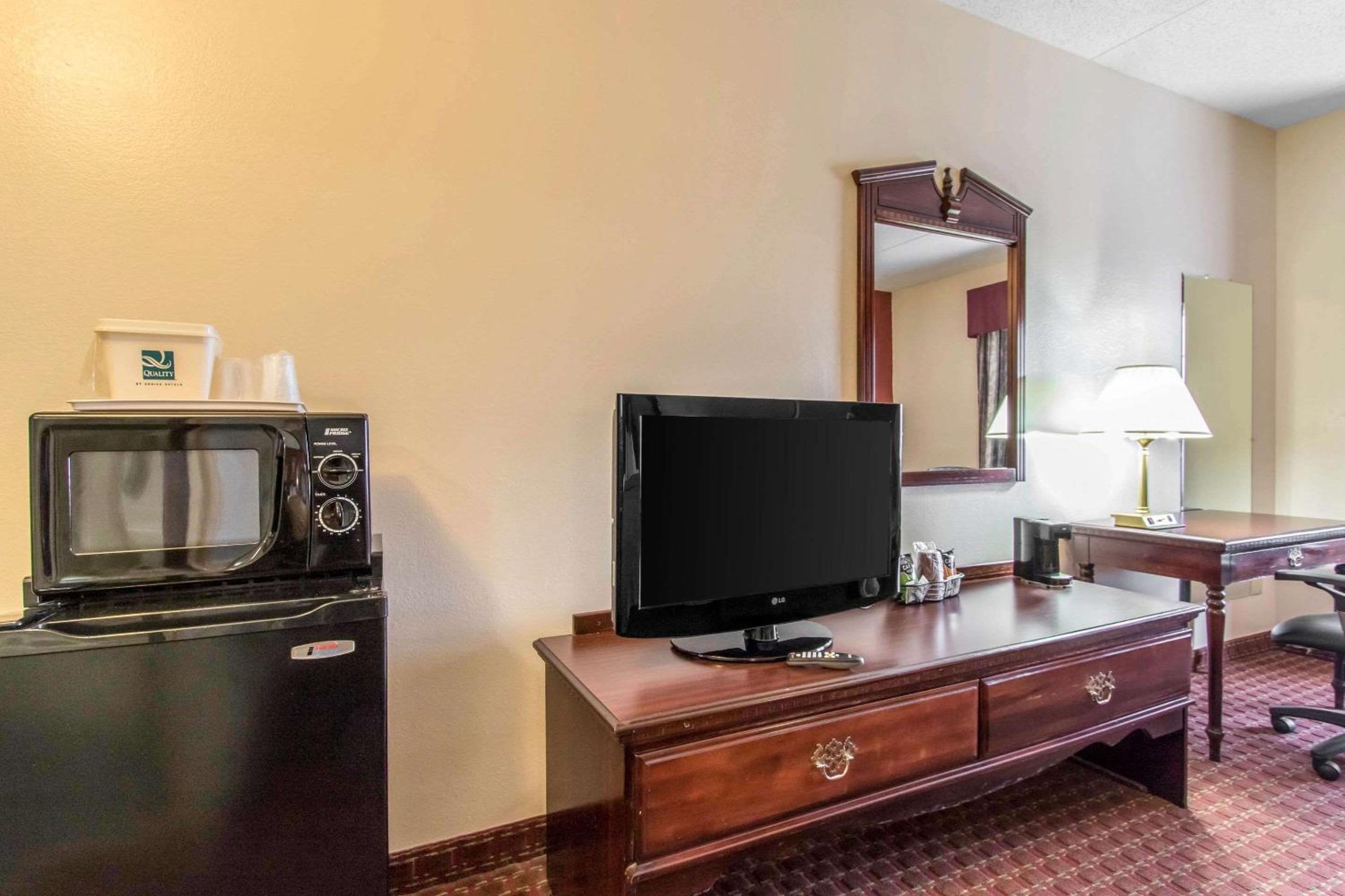 King Room - Non-Smoking - Photo 3