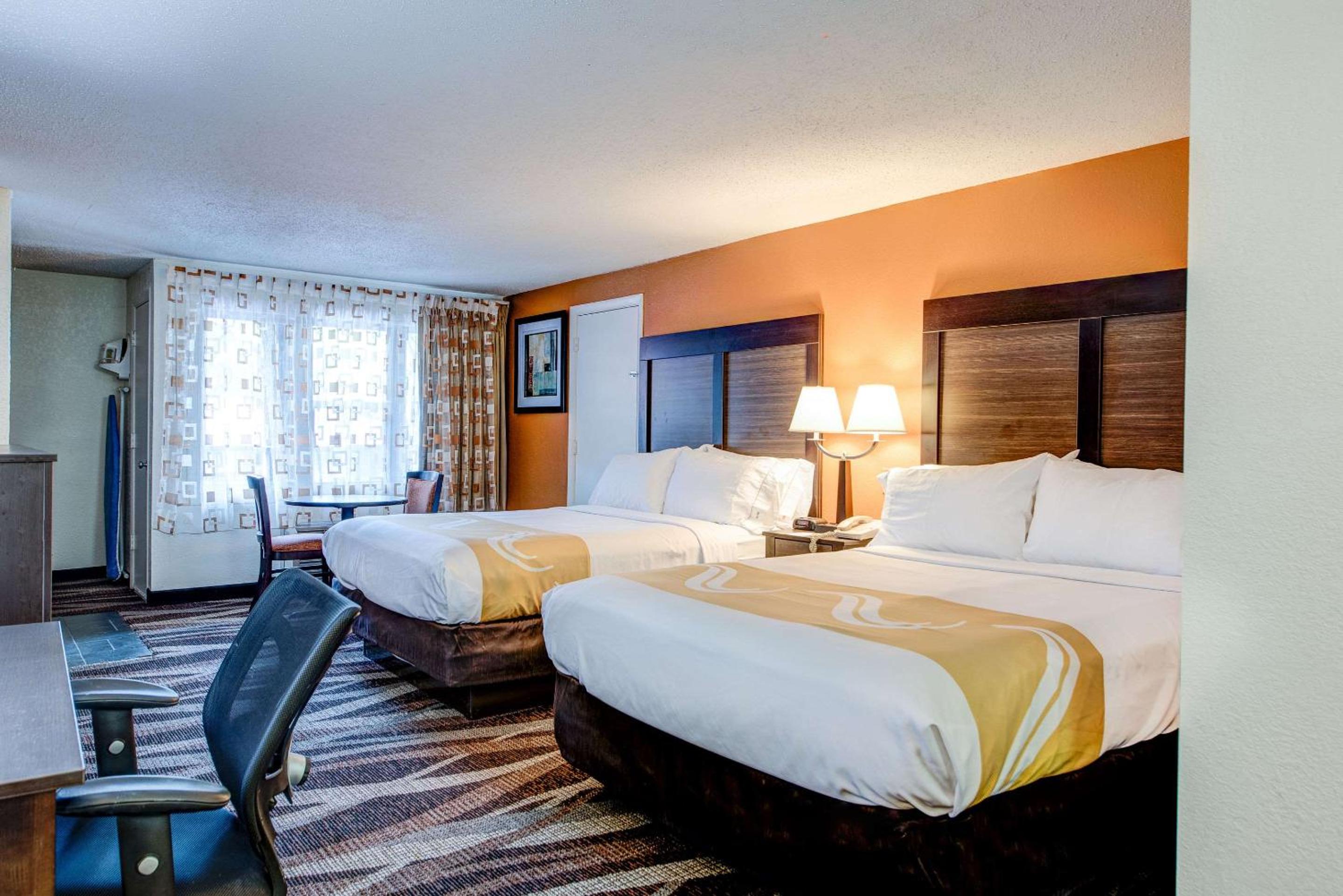 Queen Room with Two Queen Beds - Non-Smoking - Photo 8