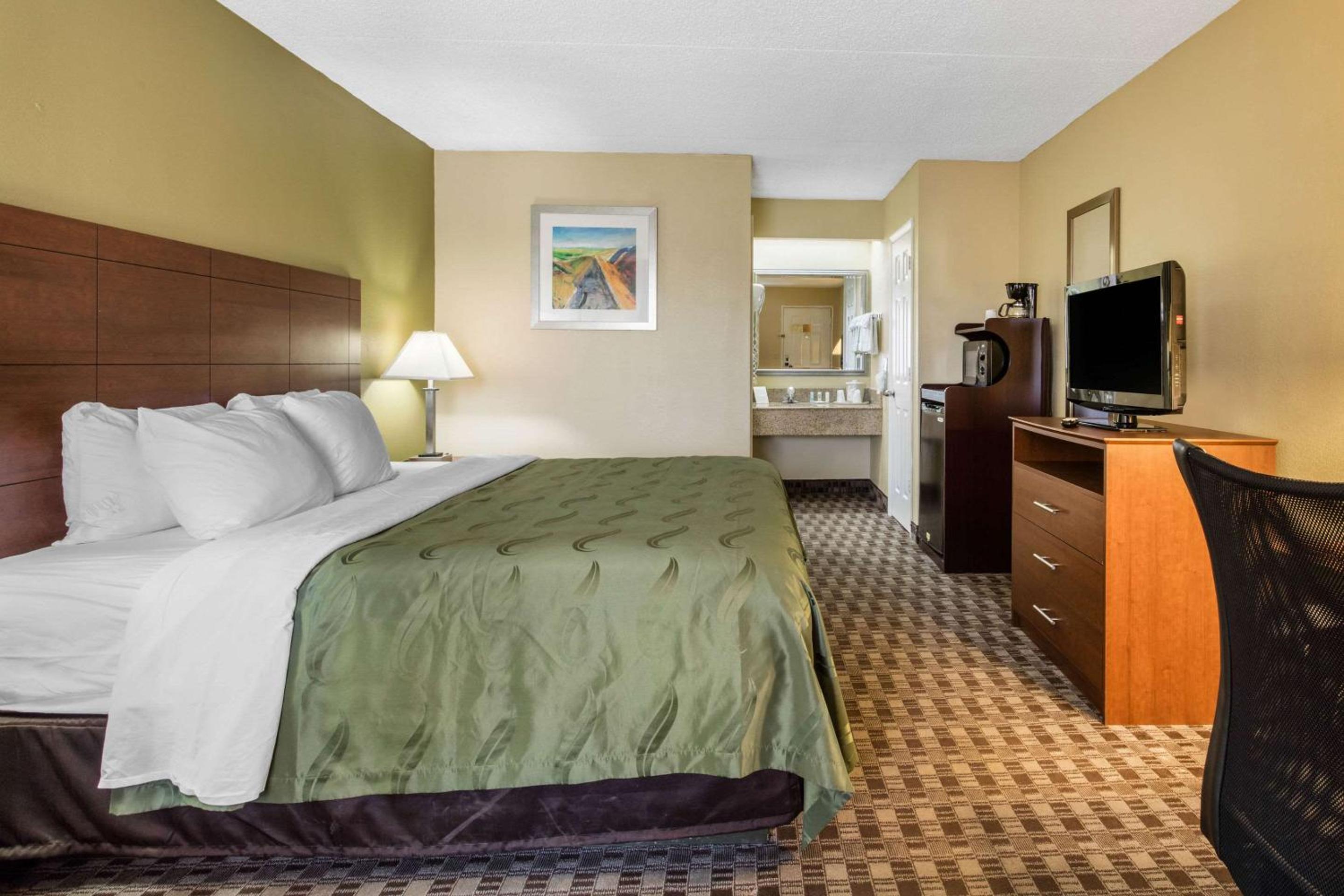 King Room - Non-Smoking - Photo 3