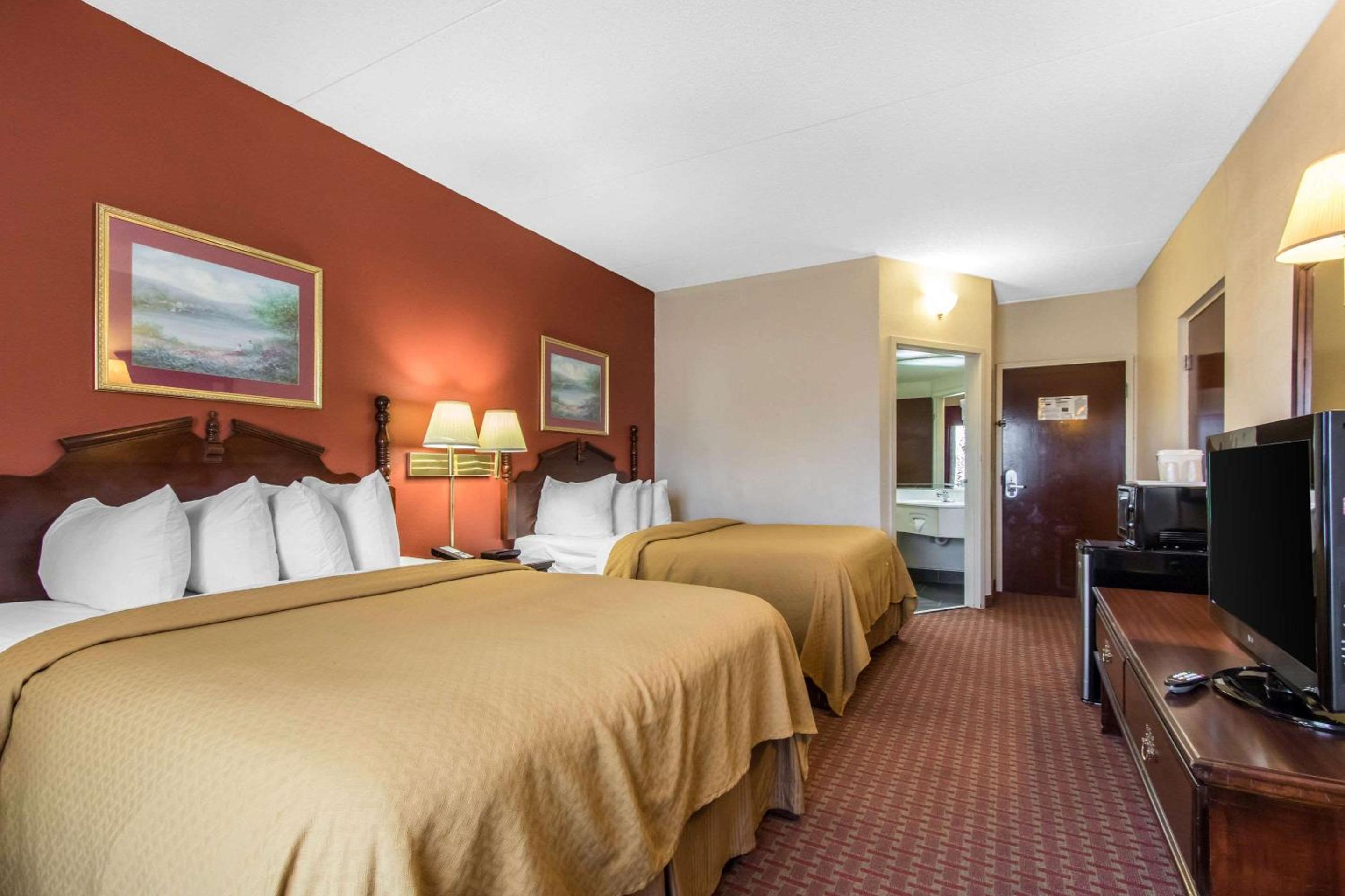 Queen Room with Two Queen Beds - Non-Smoking - Photo 2