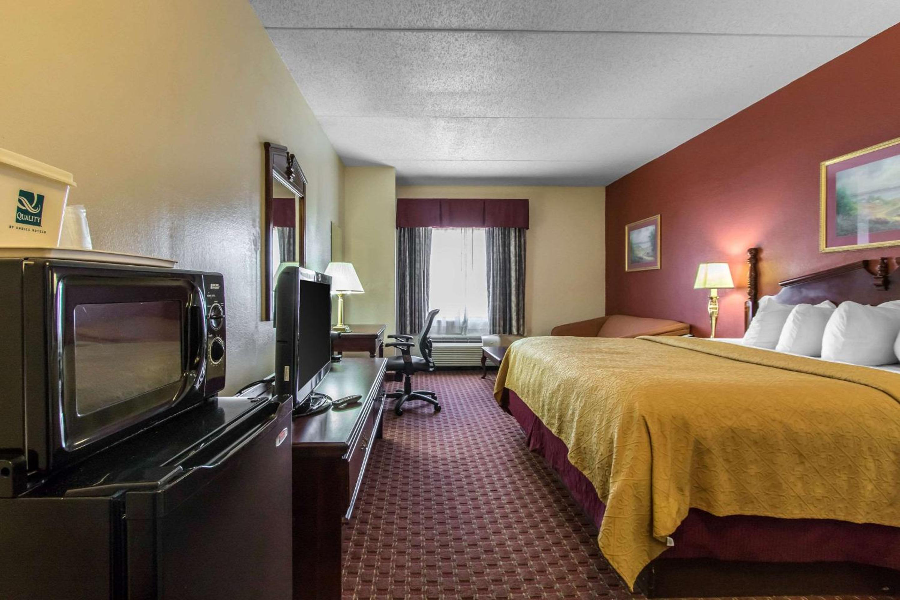 King Room - Non-Smoking - Photo 2