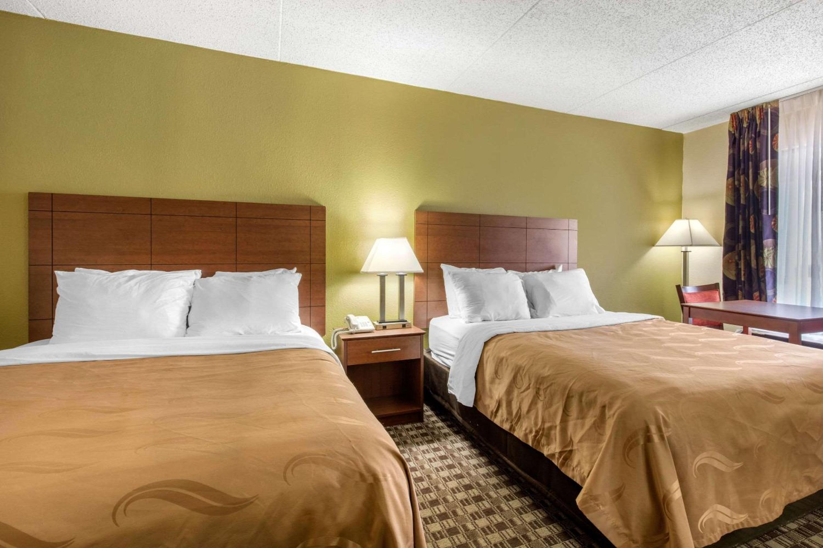 Queen Room with Two Queen Beds - Non-Smoking - Photo 4