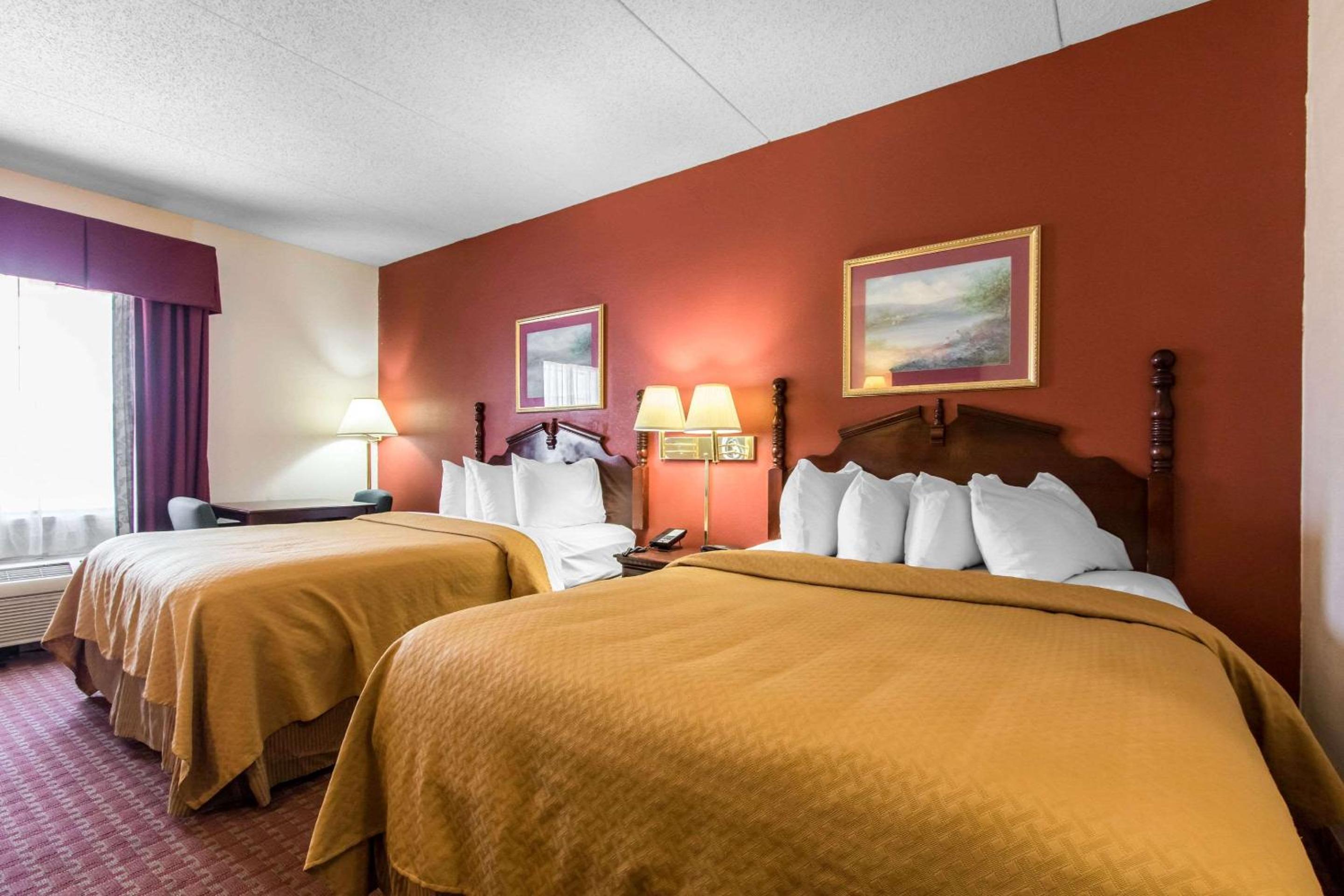 Queen Room with Two Queen Beds - Non-Smoking - Photo 3