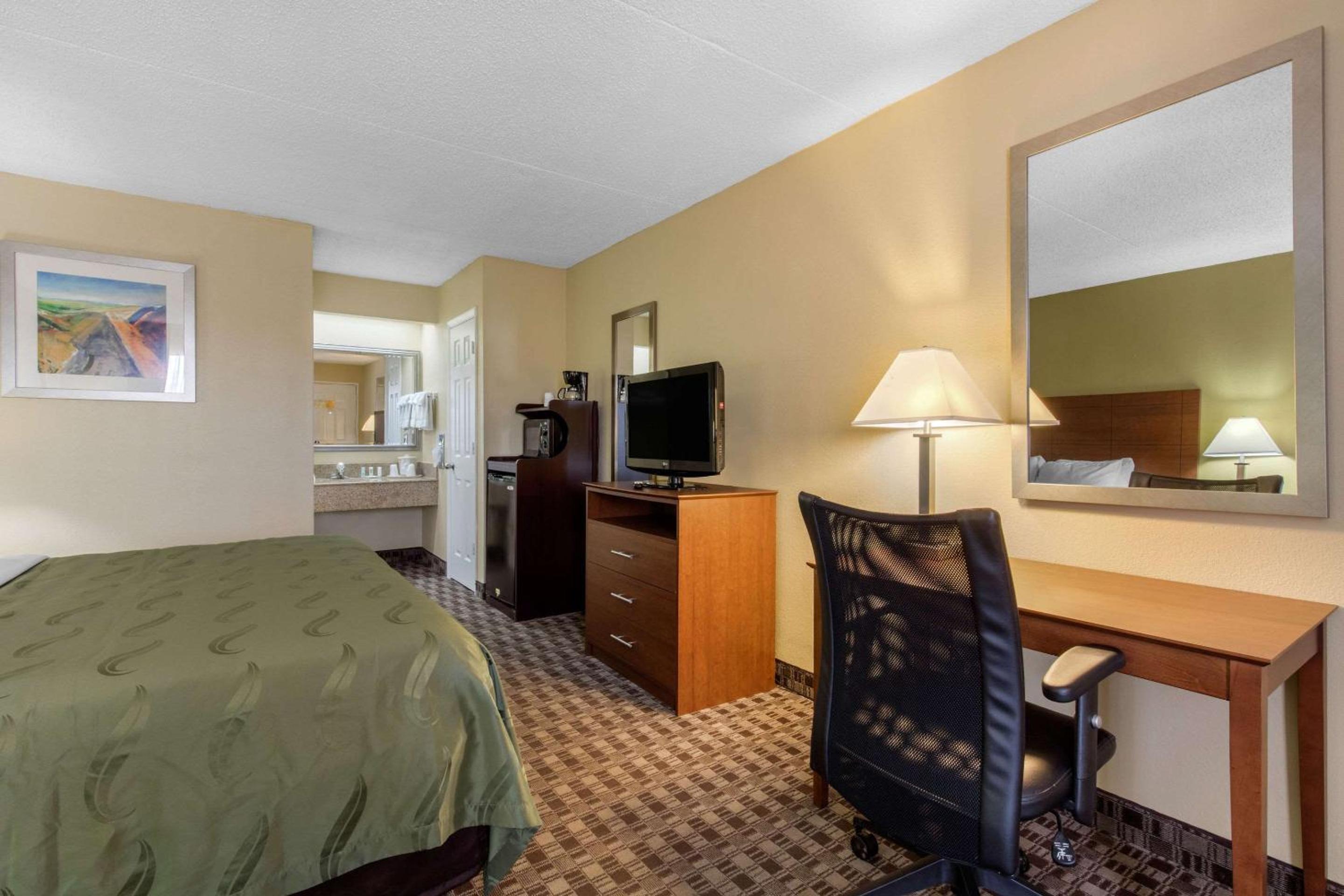 King Room - Non-Smoking - Photo 5
