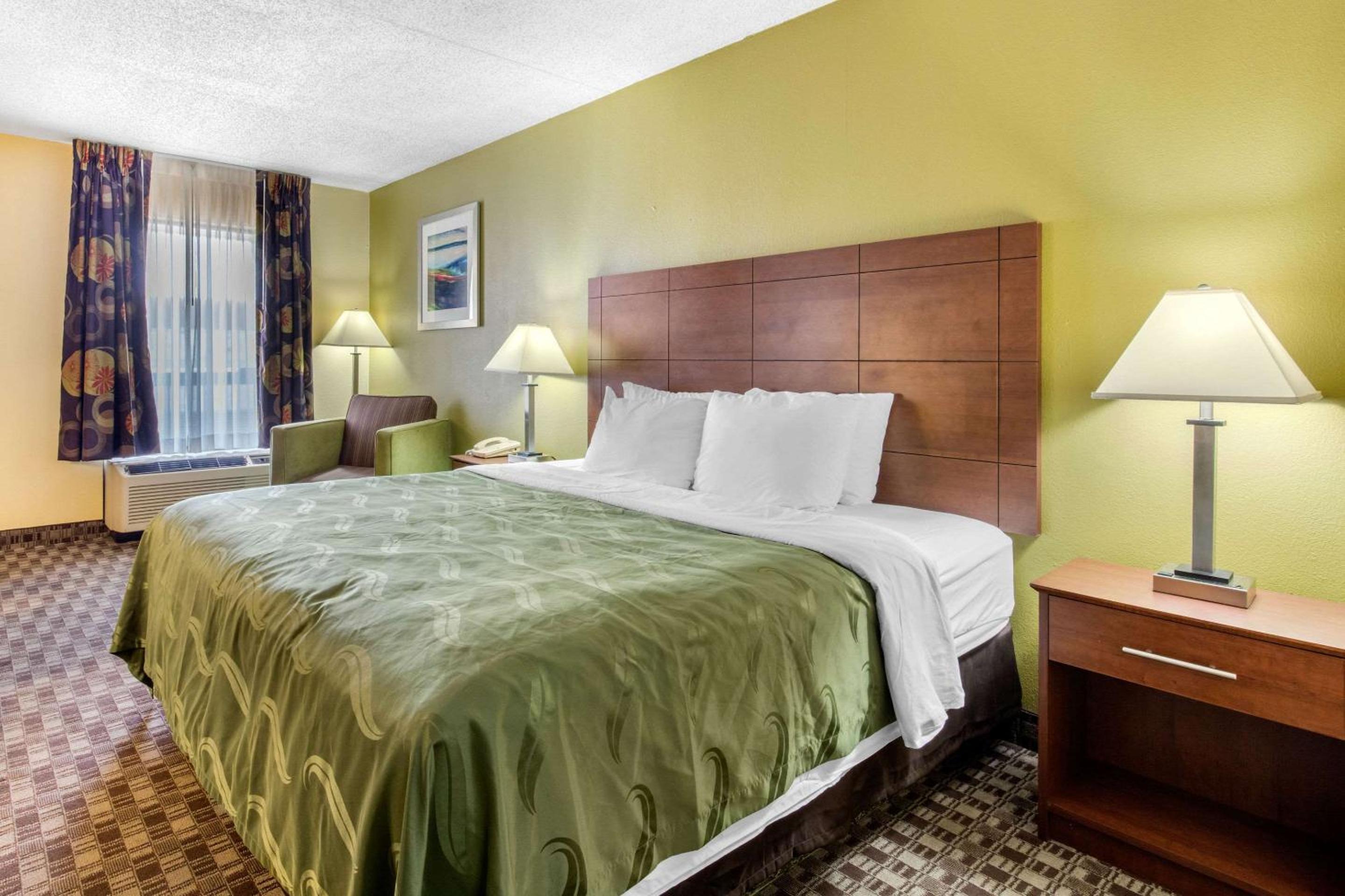 King Room - Non-Smoking - Photo 2