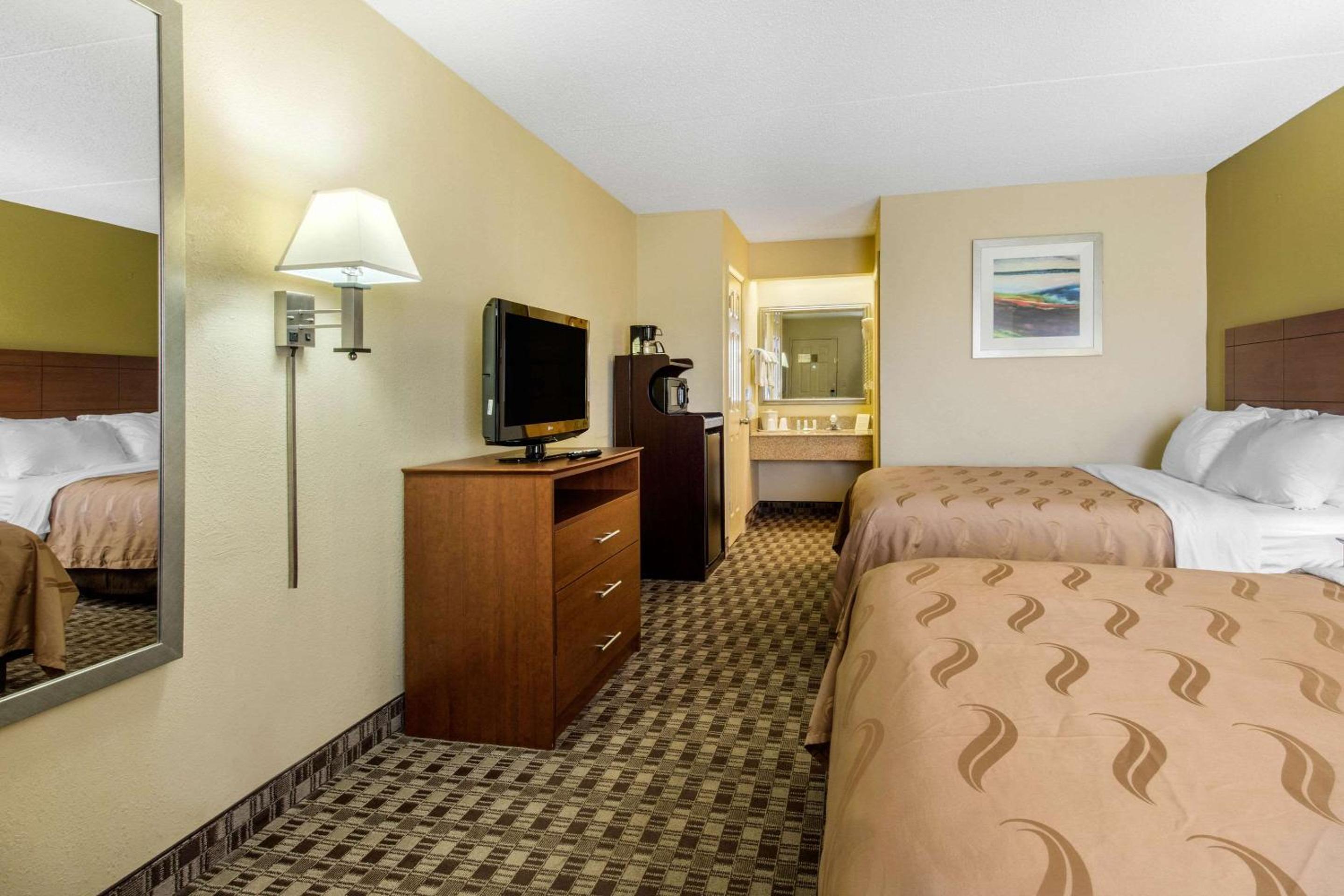 Queen Room with Two Queen Beds - Non-Smoking - Photo 3