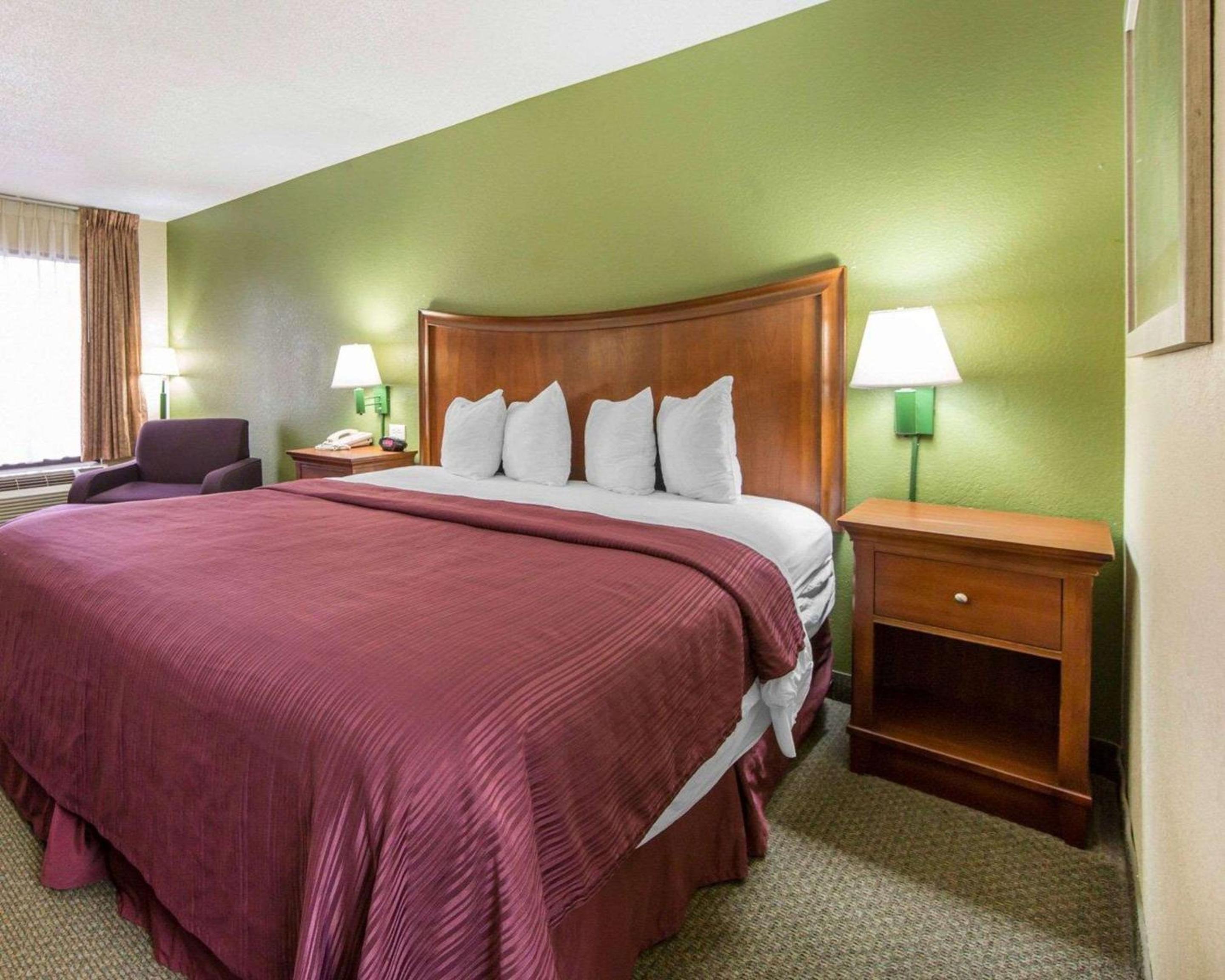King Room - Non-Smoking - Photo 2