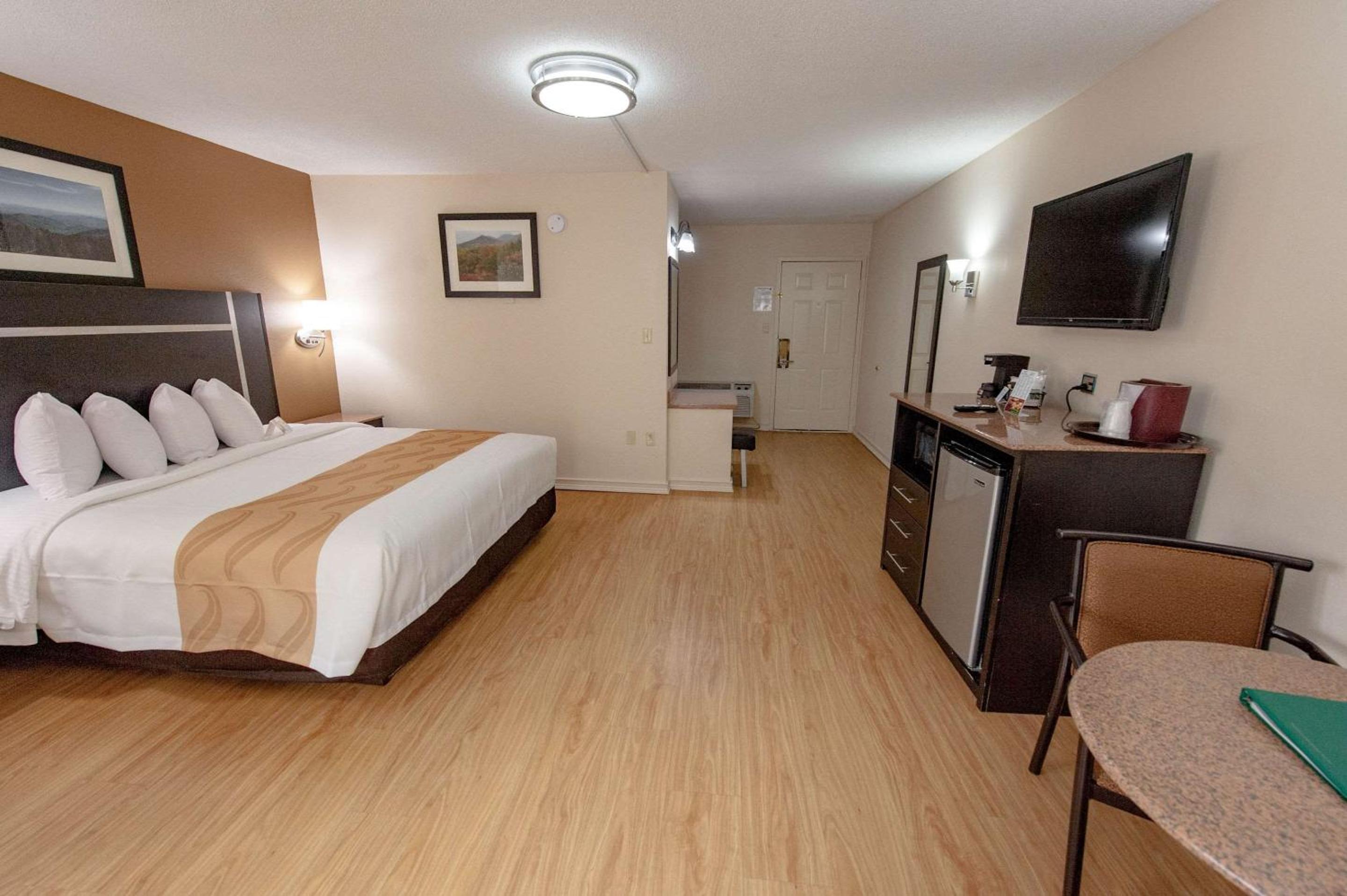 King Suite with Spa Bath and Wrap-Around Balcony - Photo 1
