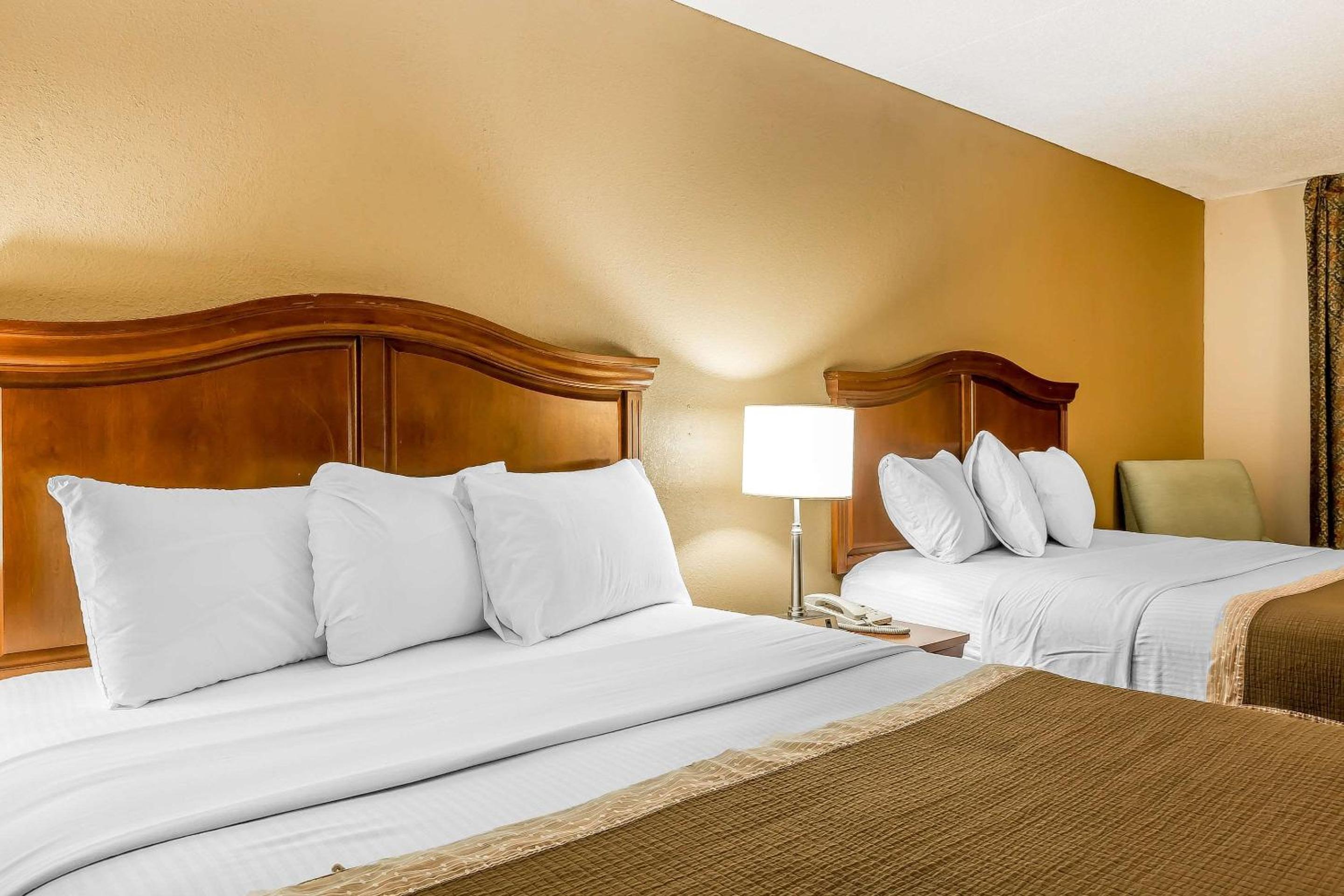 Queen Room with Two Queen Beds - Non-Smoking - Photo 1