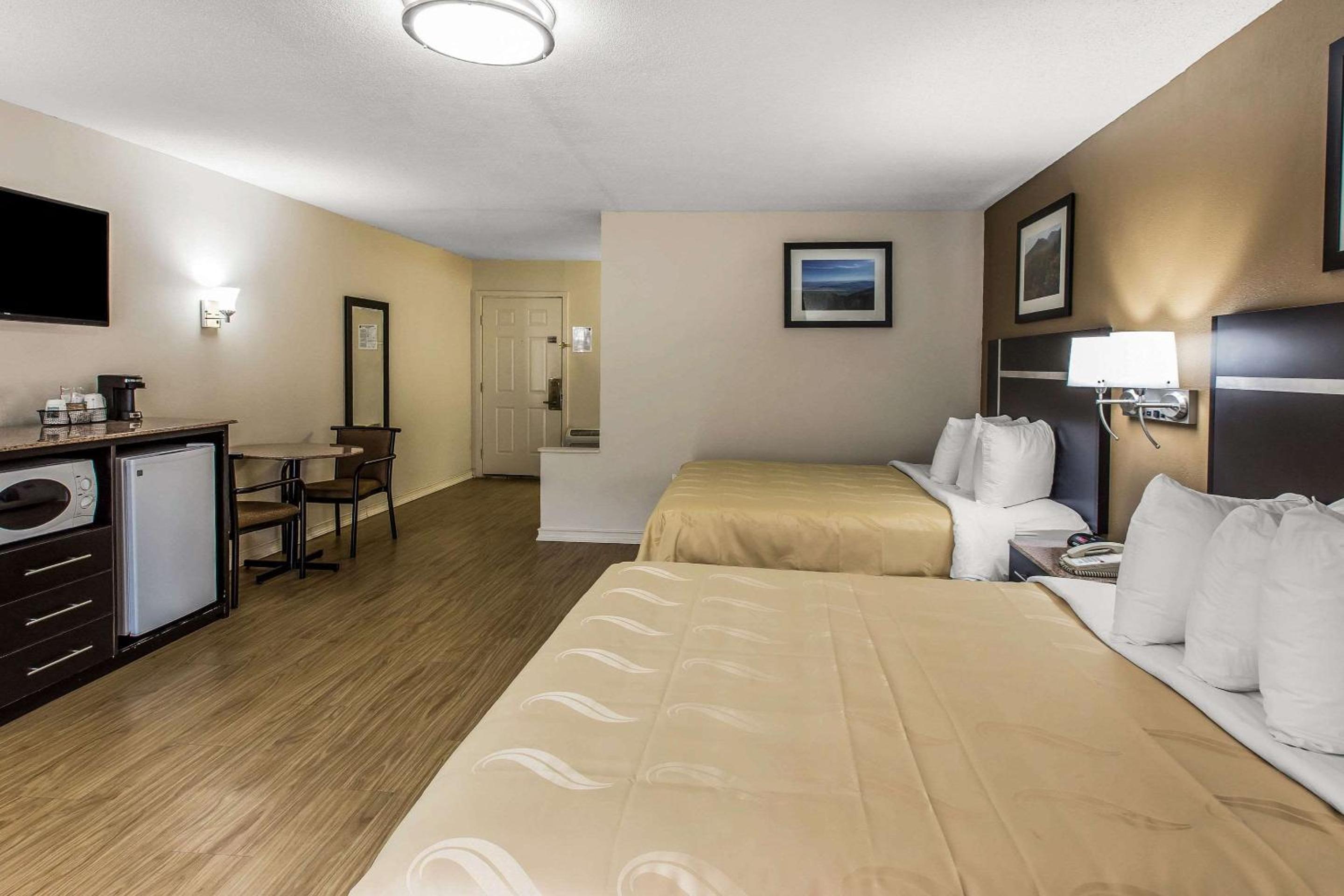 Standard Room with Two Queen Beds with Fireplace and Balcony - Photo 5