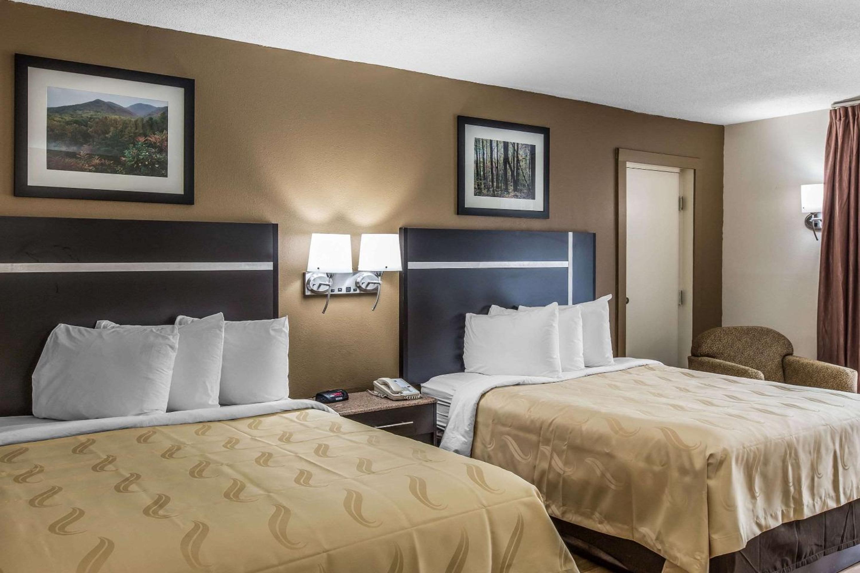 Standard Room with Two Queen Beds with Fireplace and Balcony - Photo 6