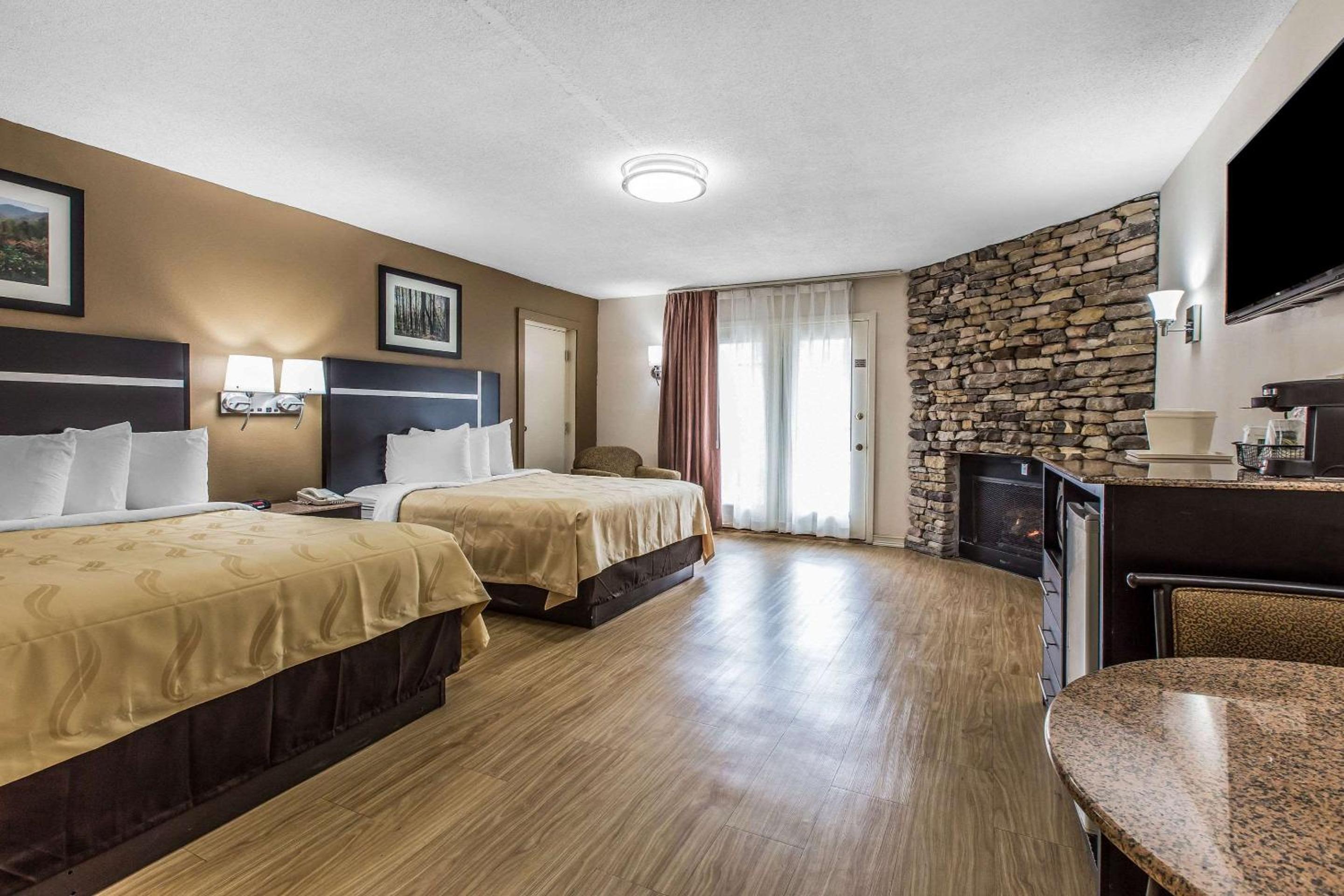 Standard Room with Two Queen Beds with Fireplace and Balcony - Photo 7