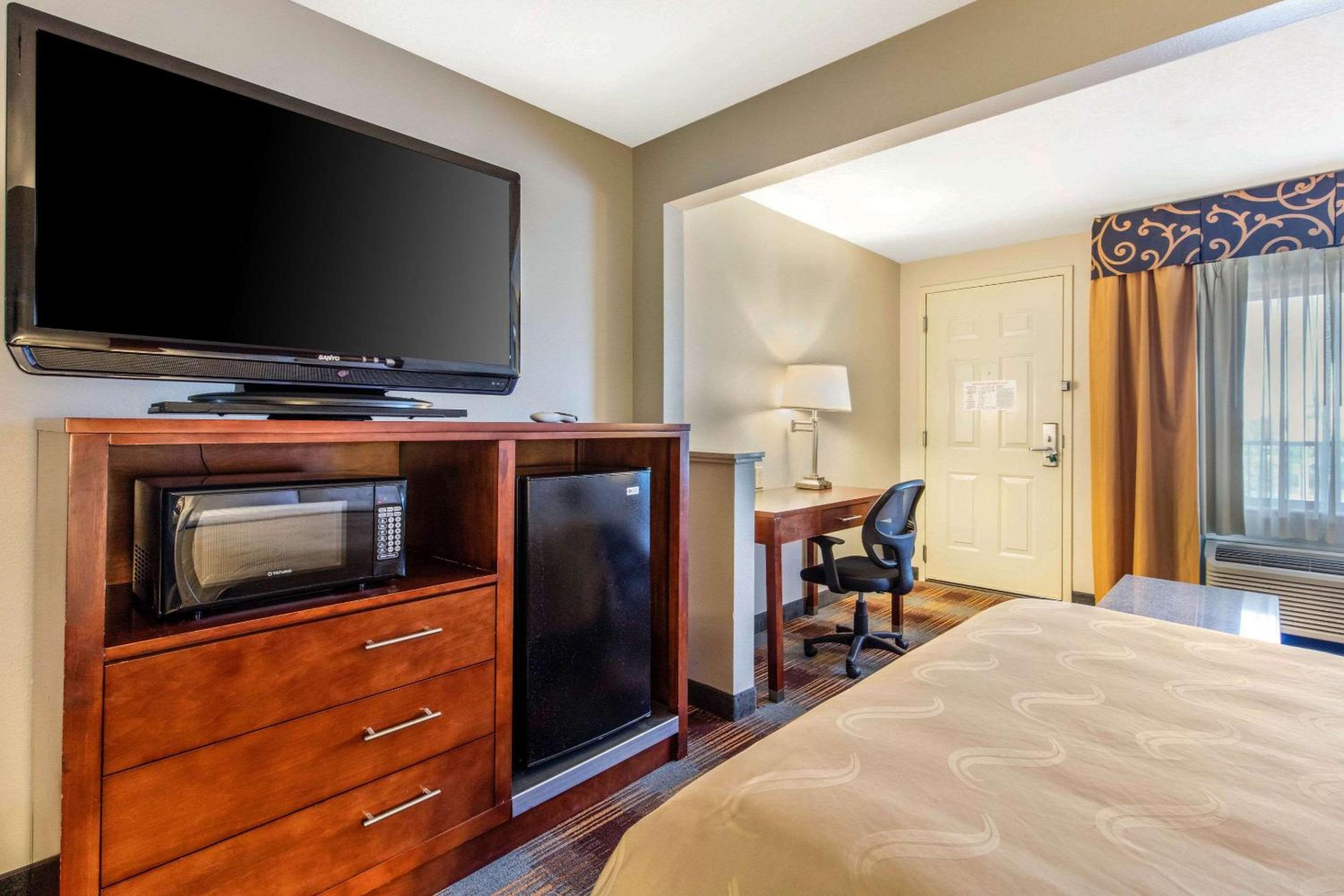 Queen Room with Two Queen Beds - Non-Smoking photo 1
