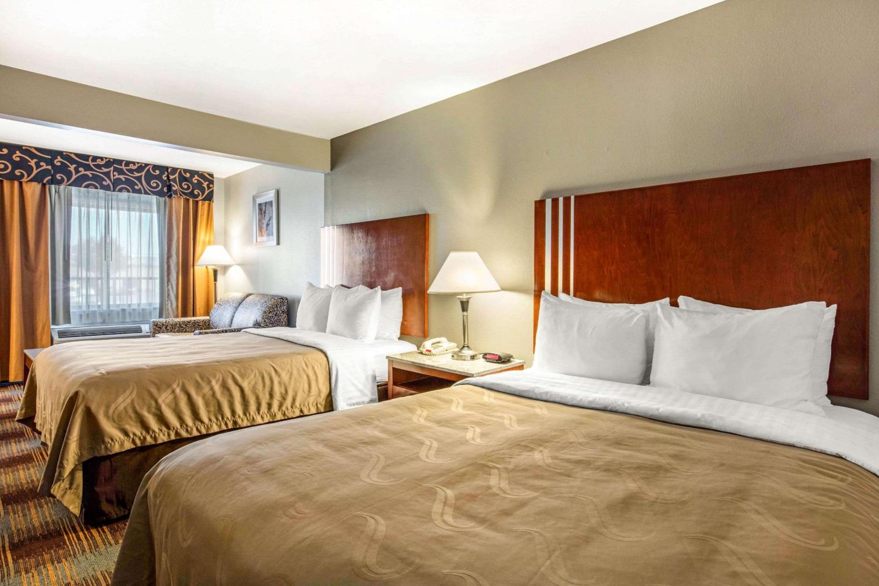 Queen Room with Two Queen Beds - Non-Smoking photo 2