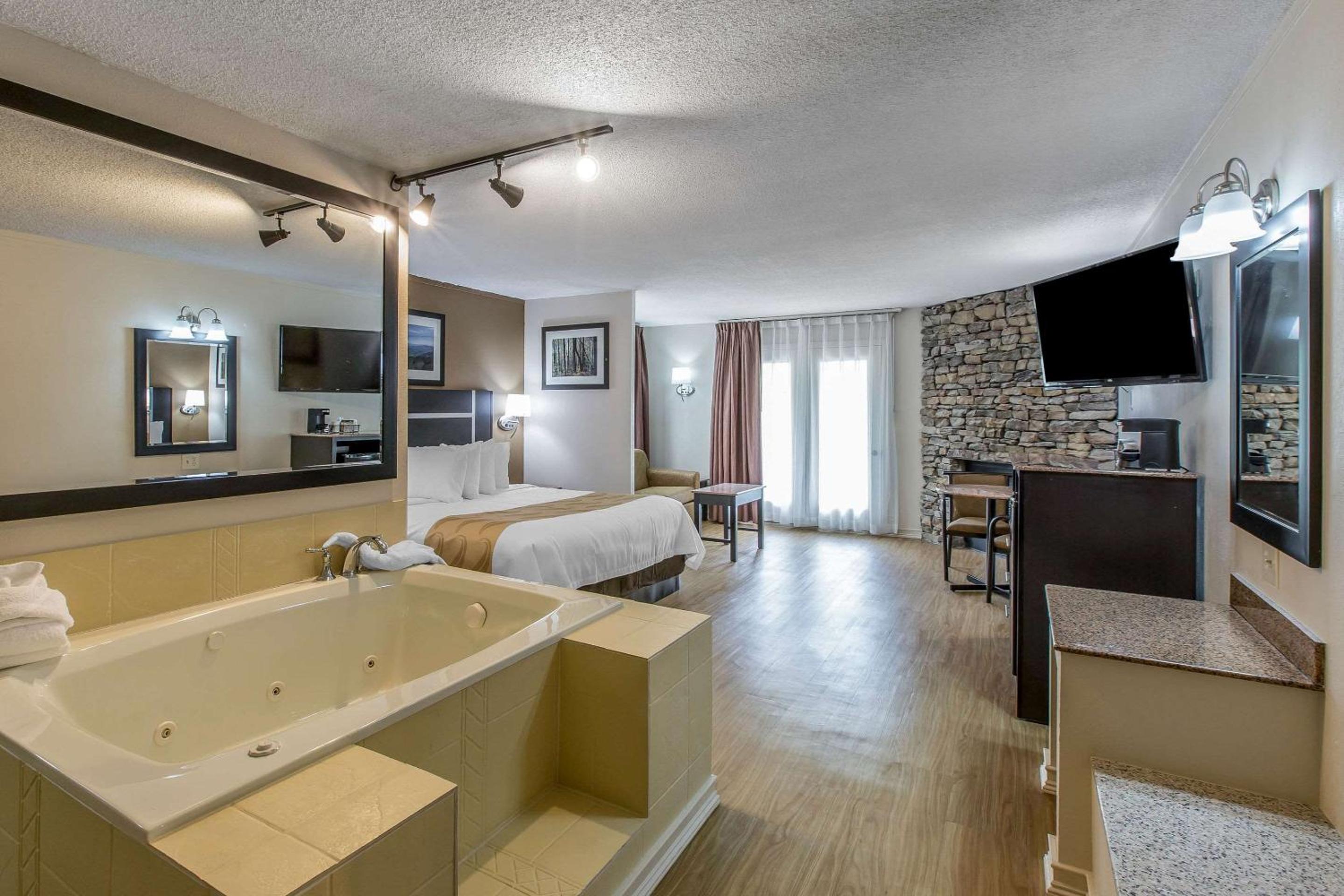 King Suite with Spa Bath and Wrap-Around Balcony - Photo 4