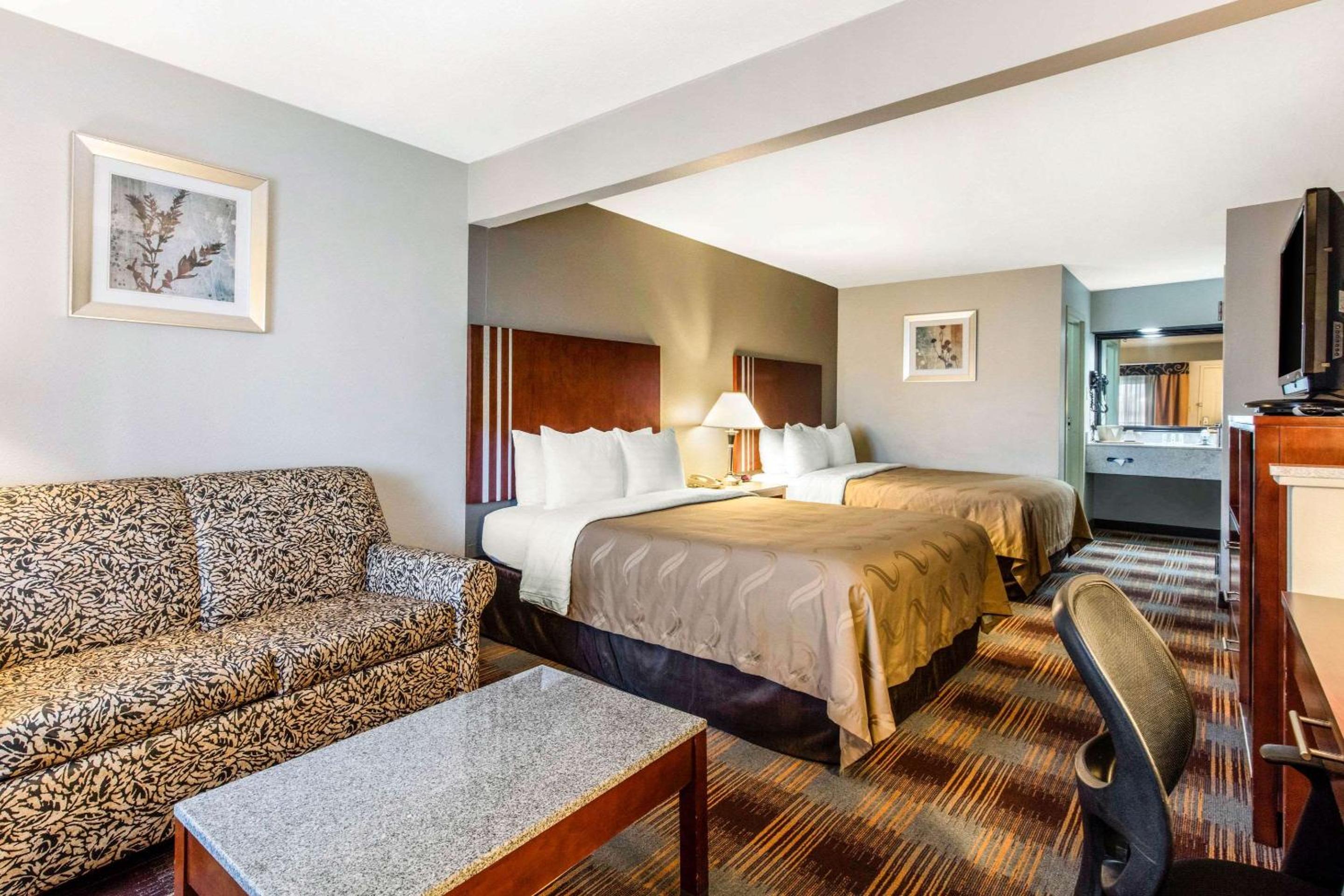 Queen Room with Two Queen Beds - Non-Smoking photo 3