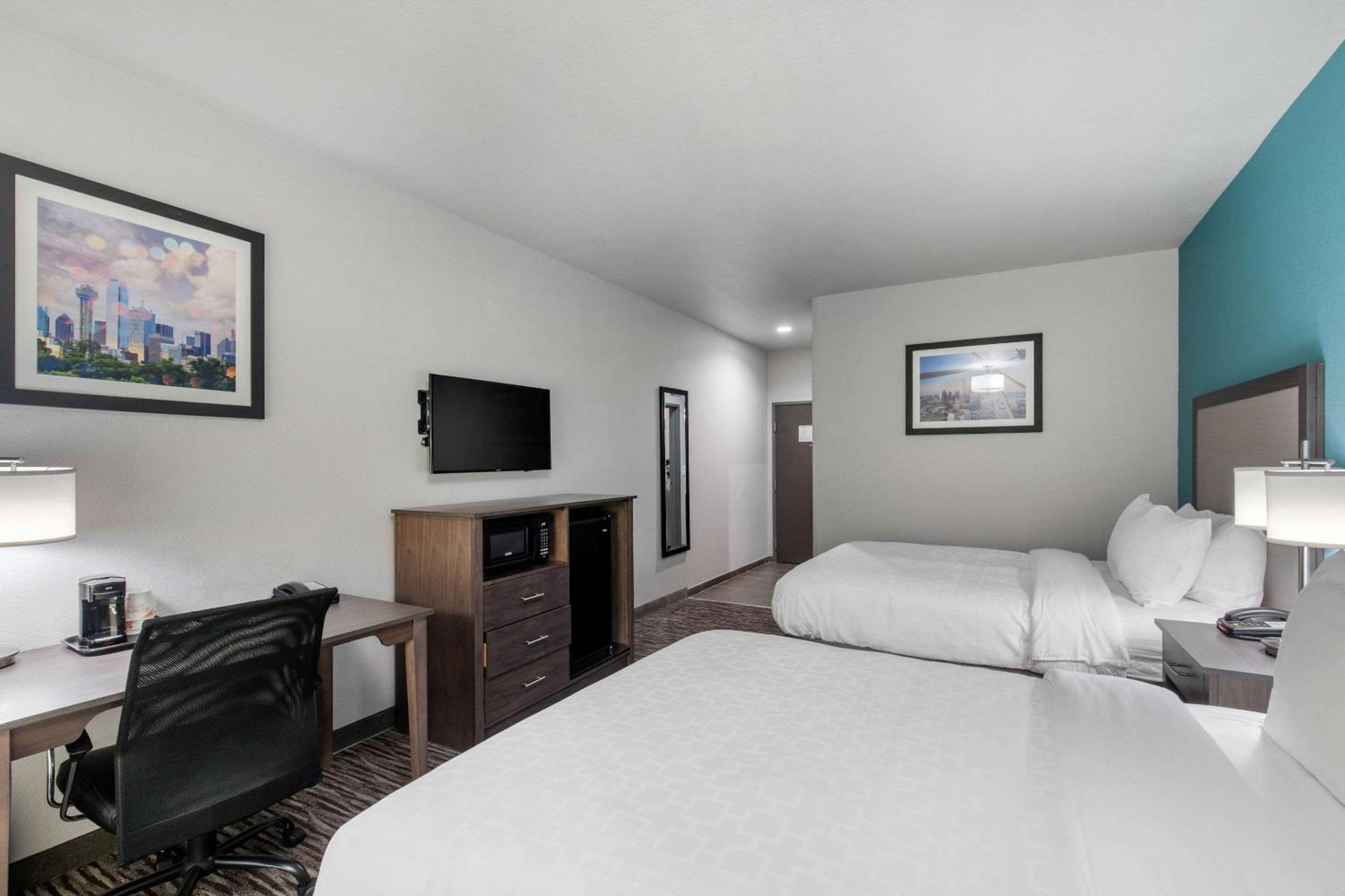 Queen Room with Two Queen Beds - Non-Smoking - Photo 2