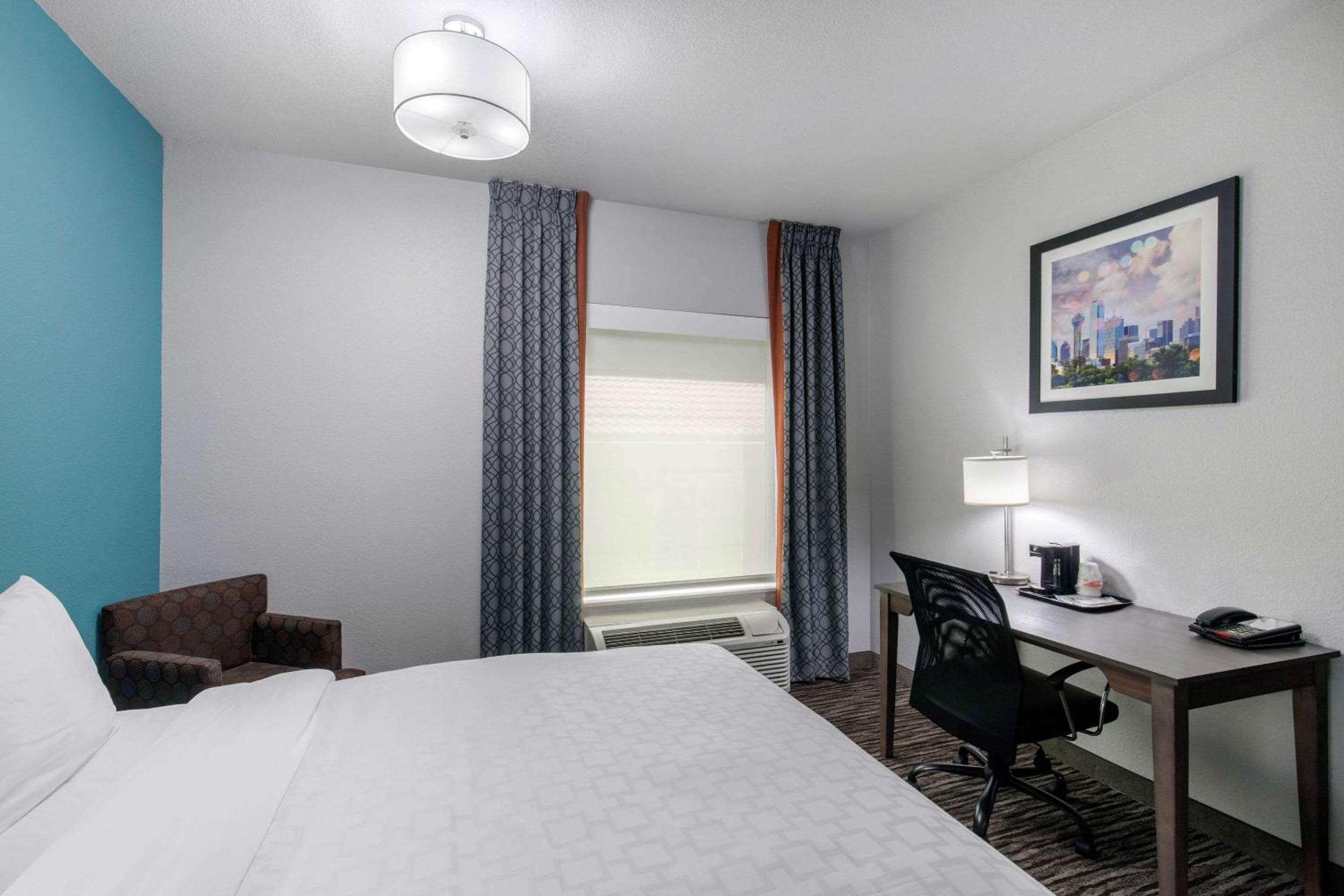 Queen Room with Two Queen Beds - Non-Smoking - Photo 5